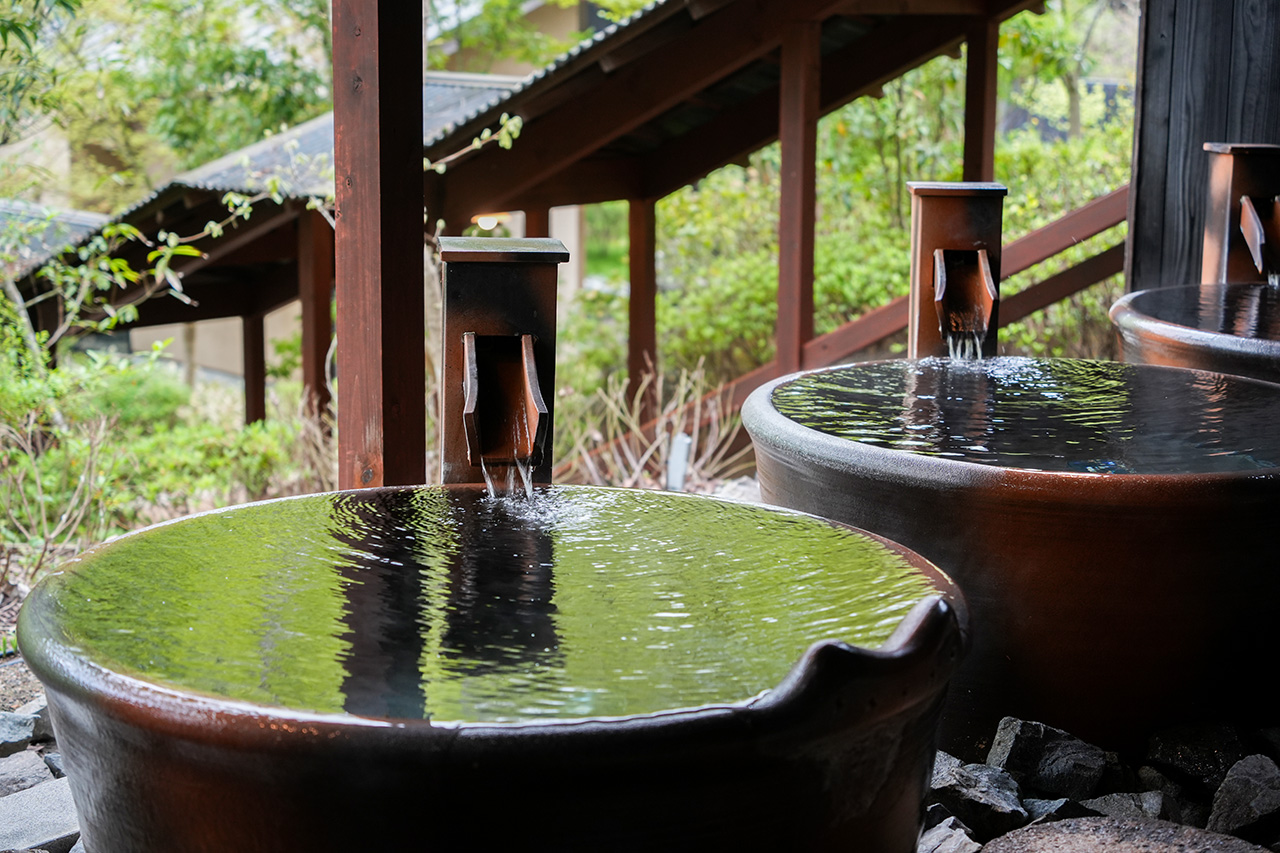 高台から緑を望む「壺湯」