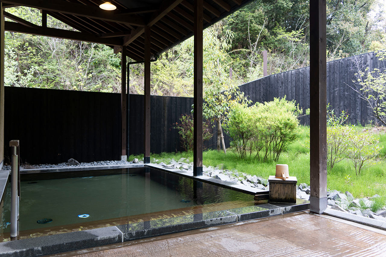 広い水風呂。ドライサウナ・ミストサウナ・外気浴スペースあり