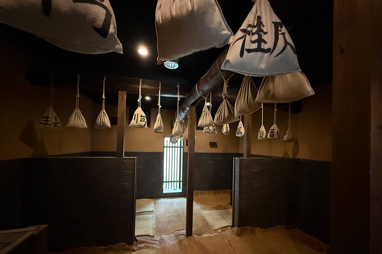 生姜や甘草など生薬12種が吊るされた「弐ノ窯」