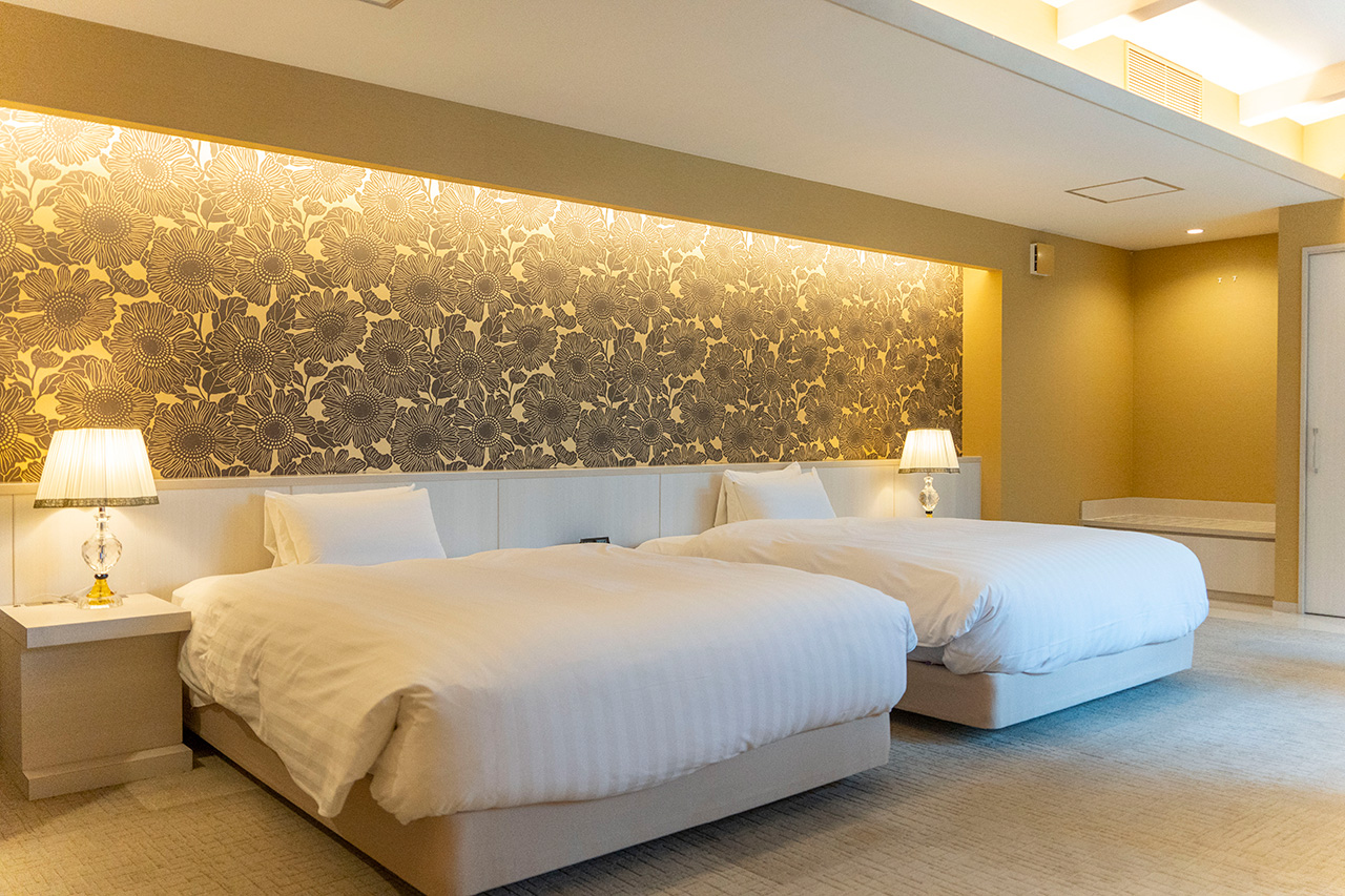 ゴージャスな家具が置かれたベッドルーム