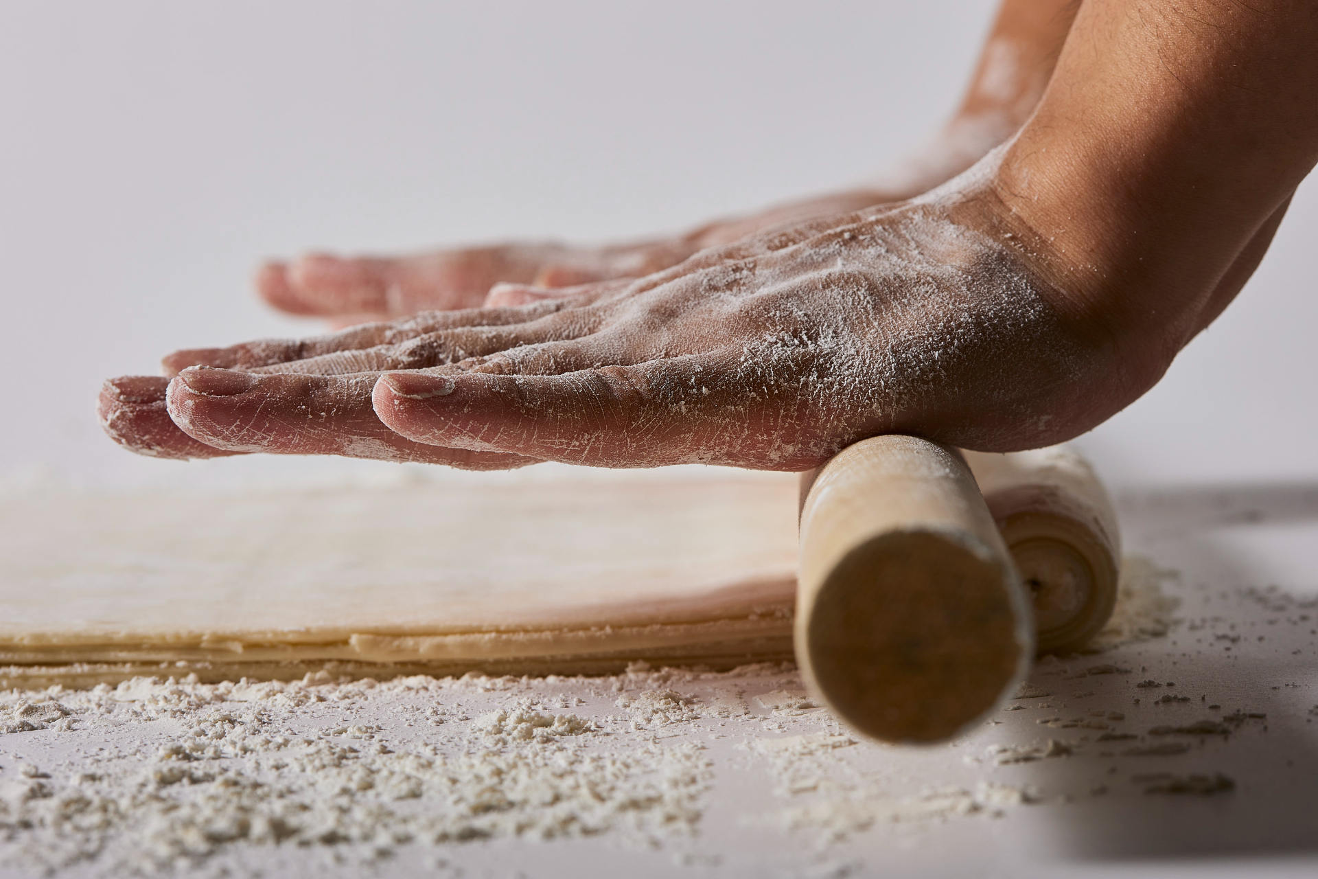 バターを練り込み500層以上に折り重ねたパイ生地で、北海道産小豆を使ったこだわりのこしあんを包む