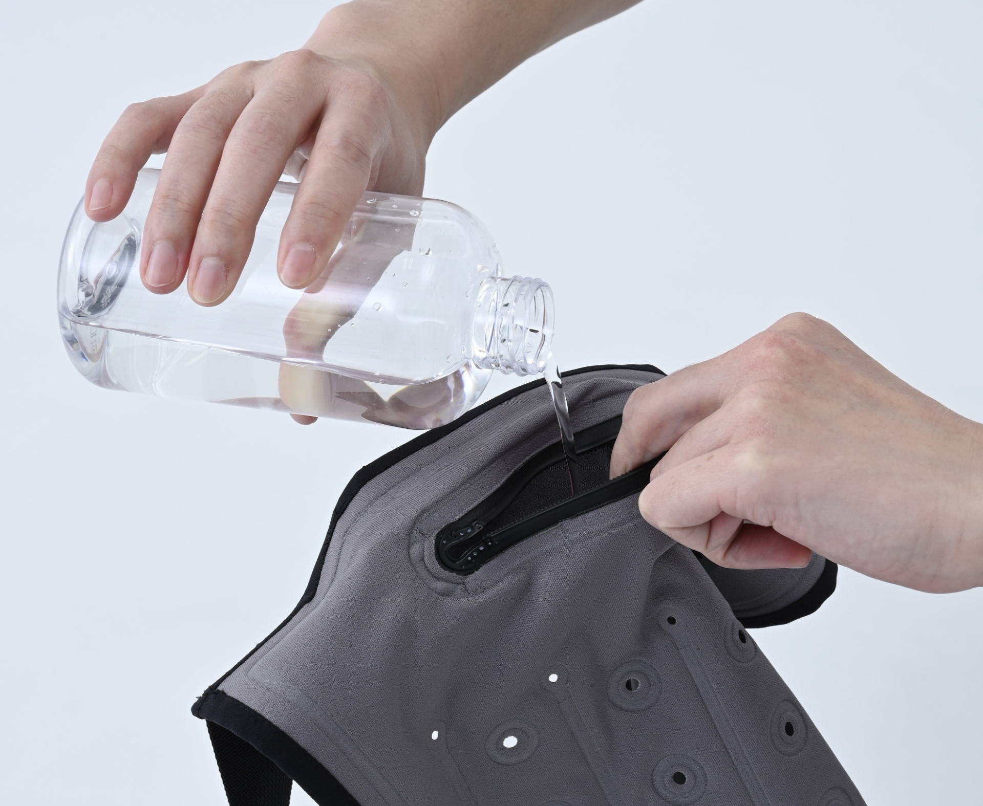 3月末に発売した気化熱冷却ベスト「Mizu fit（みずフィット）」。バッテリー不要、水を入れるだけで手軽に身体を冷やせる