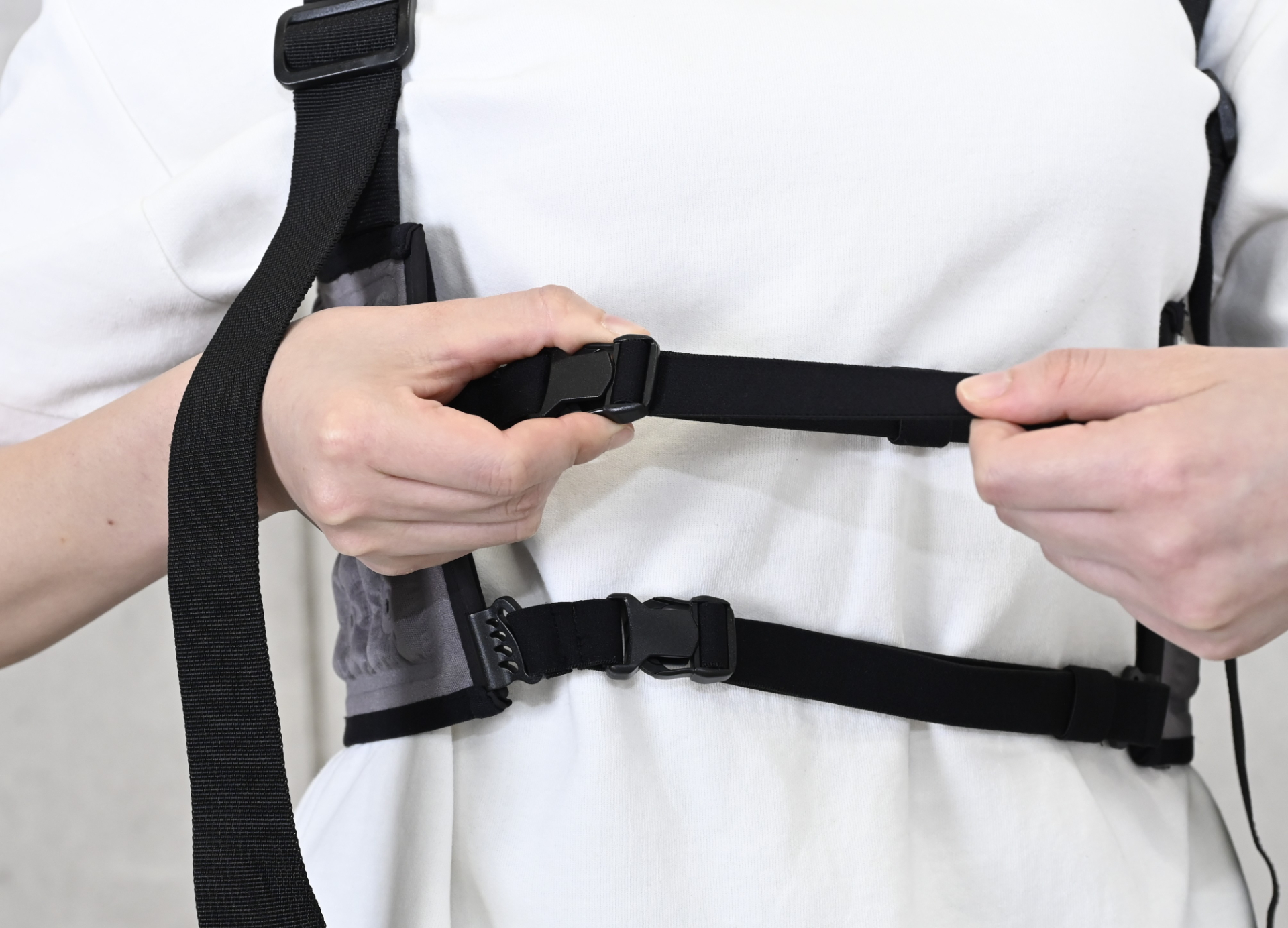 3月末に発売した気化熱冷却ベスト「Mizu fit（みずフィット）」。バッテリー不要、水を入れるだけで手軽に身体を冷やせる