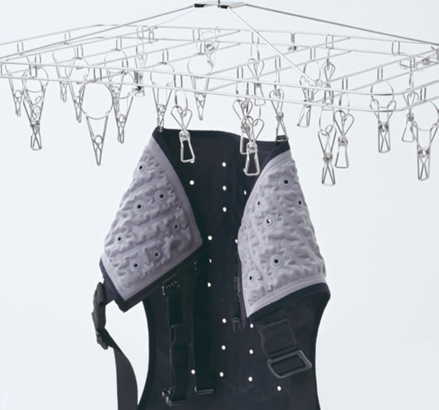 3月末に発売した気化熱冷却ベスト「Mizu fit（みずフィット）」。バッテリー不要、水を入れるだけで手軽に身体を冷やせる