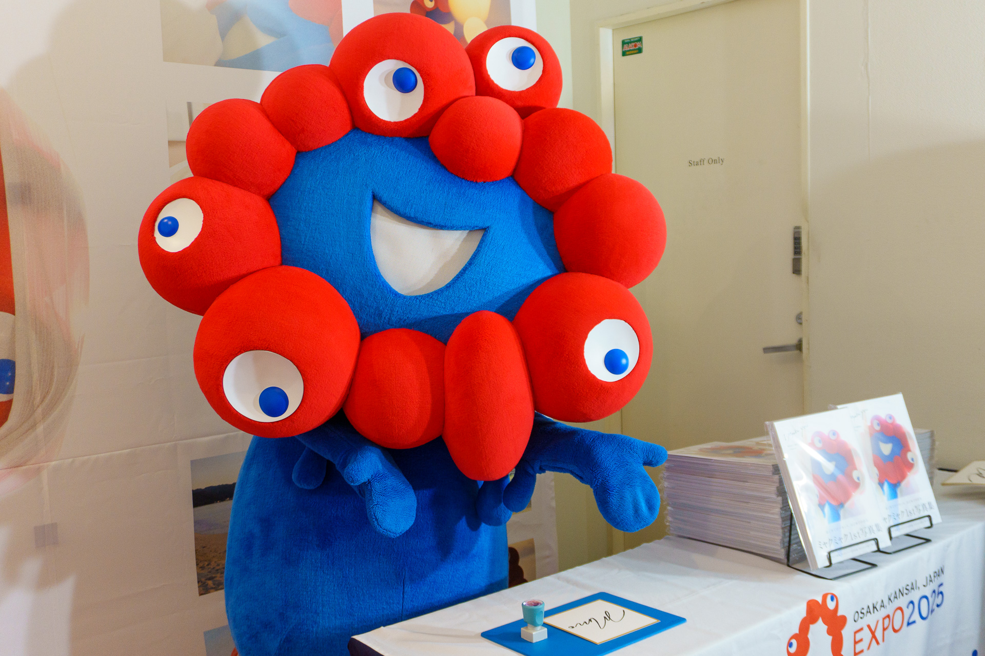 ミャクミャクが全国3都市でお渡し会を実施。最終回となる東京第3部でも、1名ずつ気持ちを込めて対応していた