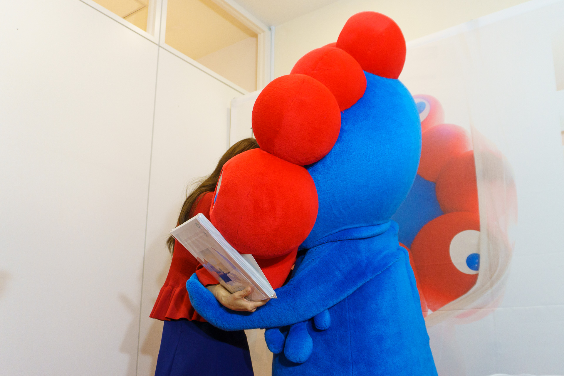 ハイタッチしたり抱き合ったり、ファンとのふれあいを楽しんでいた