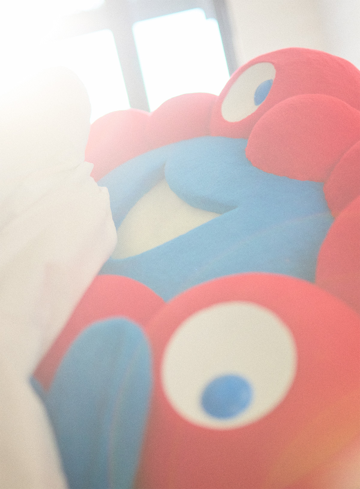 公開中の先行カット。ビーチでの決めポーズ、寝起き姿やハンモックでくつろぐシーンも