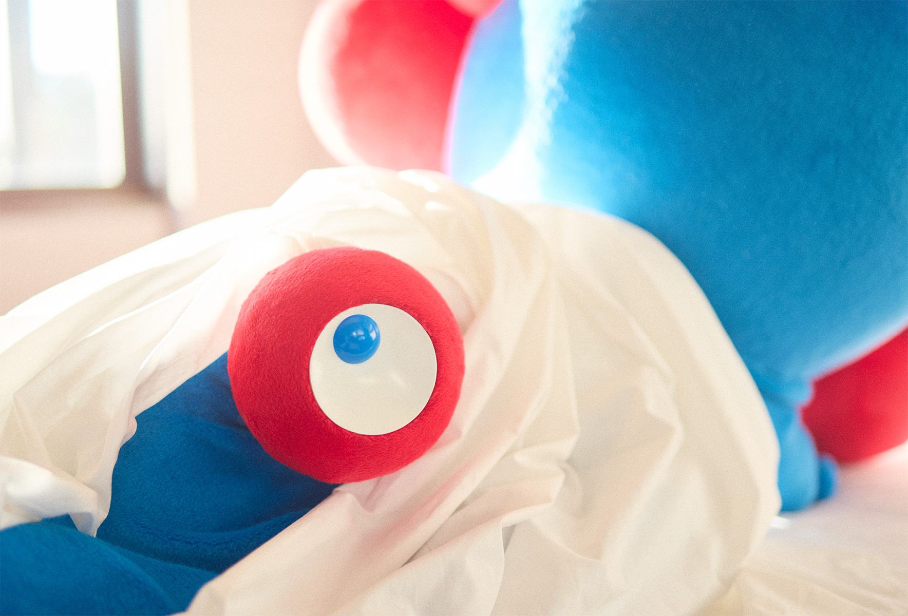 公開中の先行カット。ビーチでの決めポーズ、寝起き姿やハンモックでくつろぐシーンも