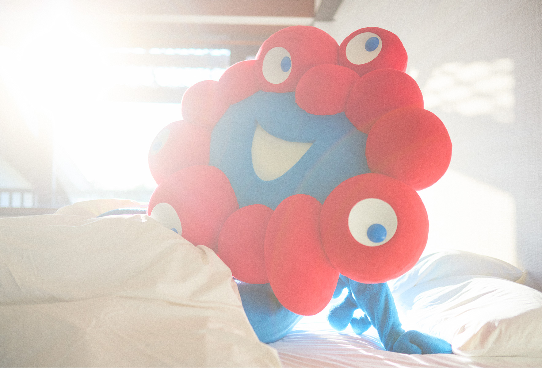 公開中の先行カット。ビーチでの決めポーズ、寝起き姿やハンモックでくつろぐシーンも