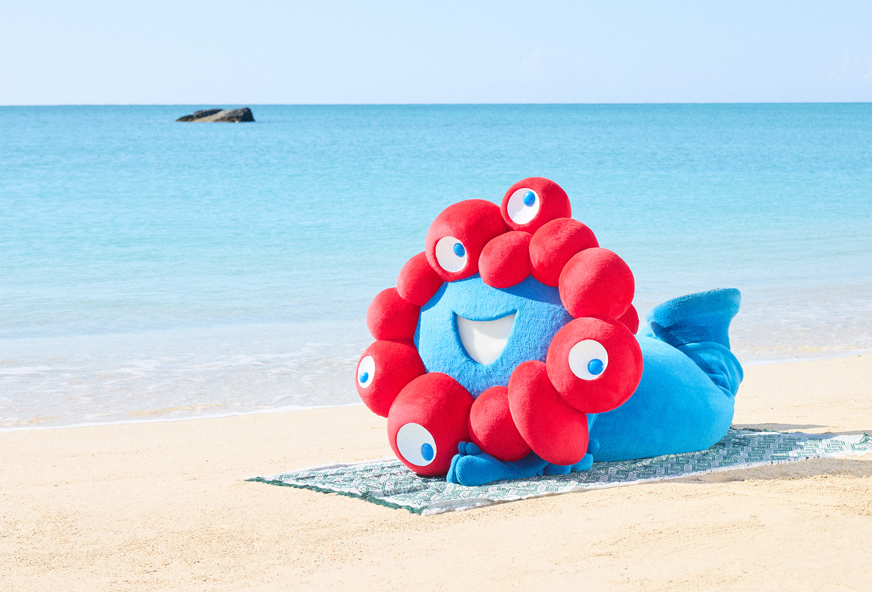 公開中の先行カット。ビーチでの決めポーズ、寝起き姿やハンモックでくつろぐシーンも