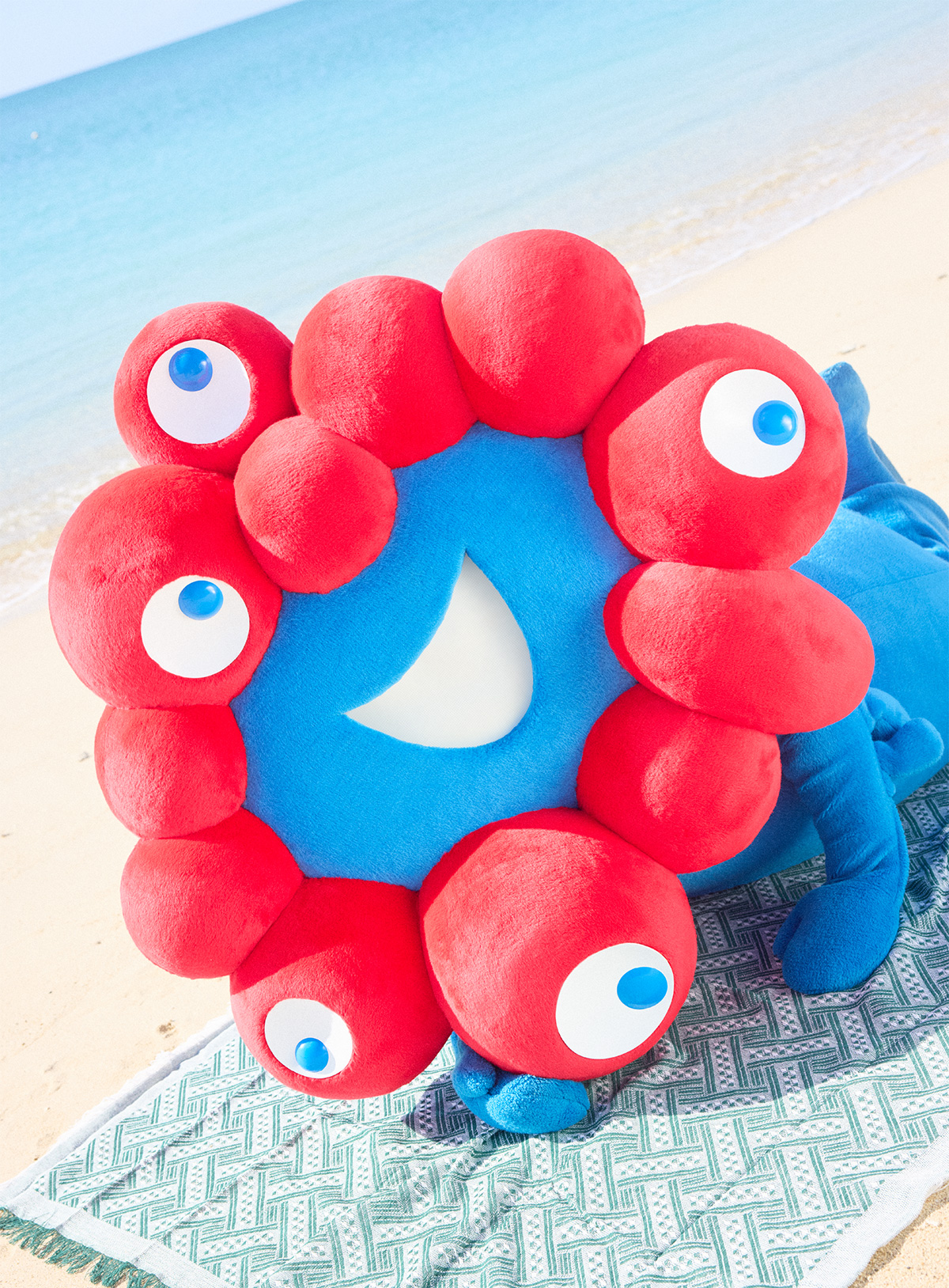 公開中の先行カット。ビーチでの決めポーズ、寝起き姿やハンモックでくつろぐシーンも