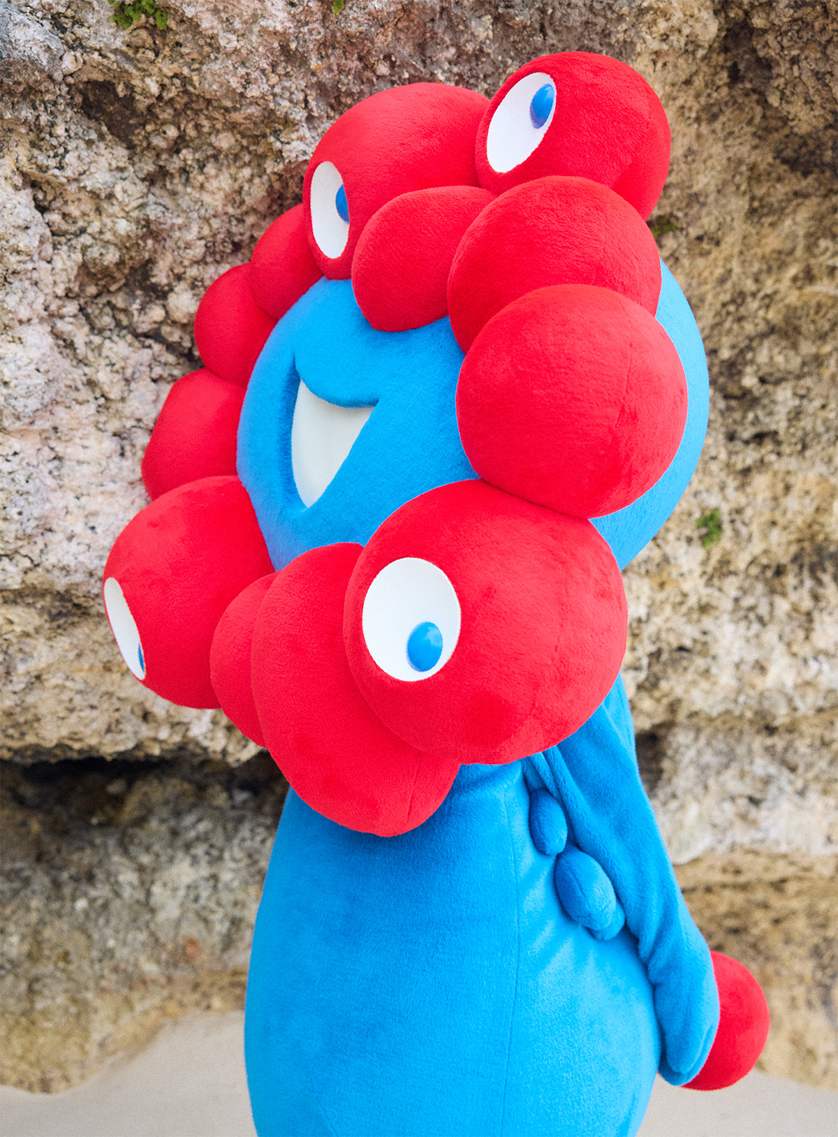 公開中の先行カット。ビーチでの決めポーズ、寝起き姿やハンモックでくつろぐシーンも