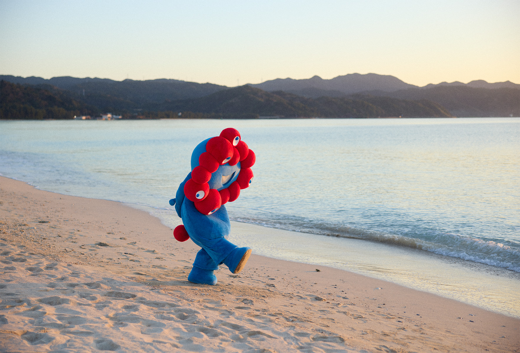 公開中の先行カット。ビーチでの決めポーズ、寝起き姿やハンモックでくつろぐシーンも