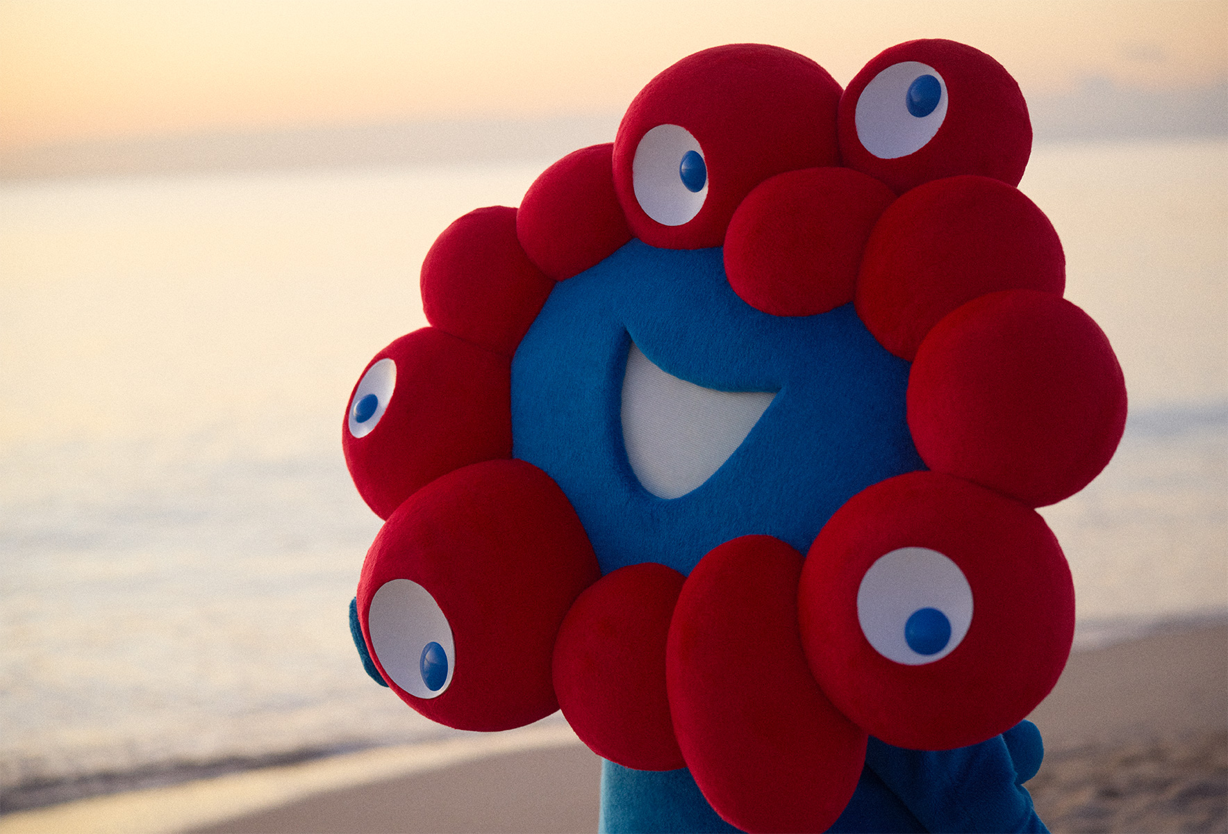 公開中の先行カット。ビーチでの決めポーズ、寝起き姿やハンモックでくつろぐシーンも