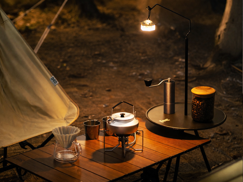 アウトドアや室内で手元を照らせるランタンハンガー