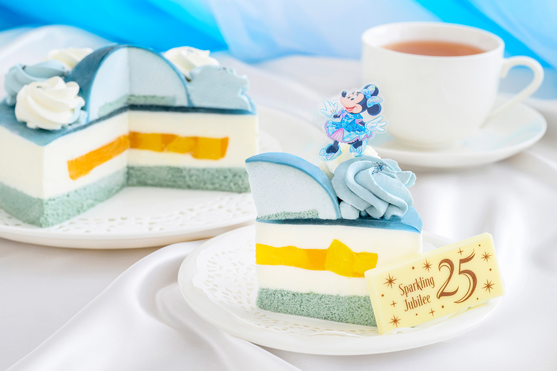 ケーキのカット断面。レモン風味のムースにマンゴージュレを挟んでいる