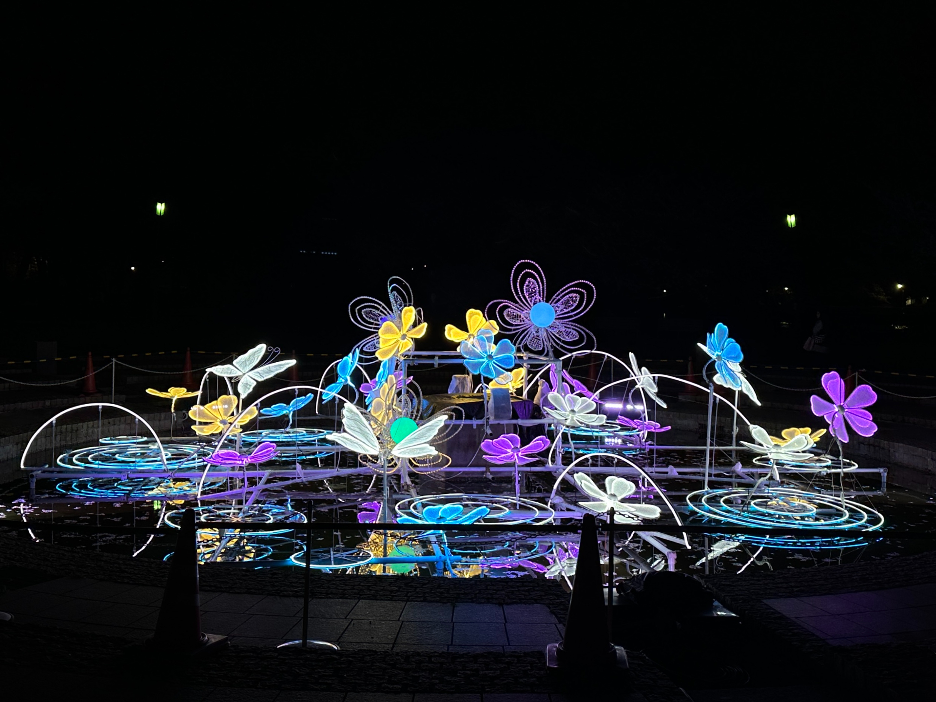 噴水広場では、花や蝶たちが織りなす約5分間の「光のショー」を繰り返し実施