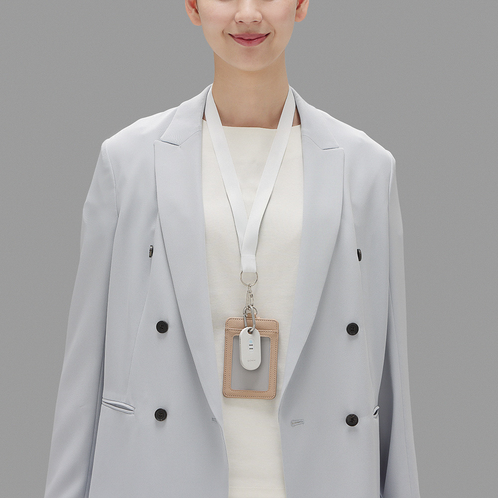 バッグにぶら下げたり、IDストラップなどに取り付けたりできる