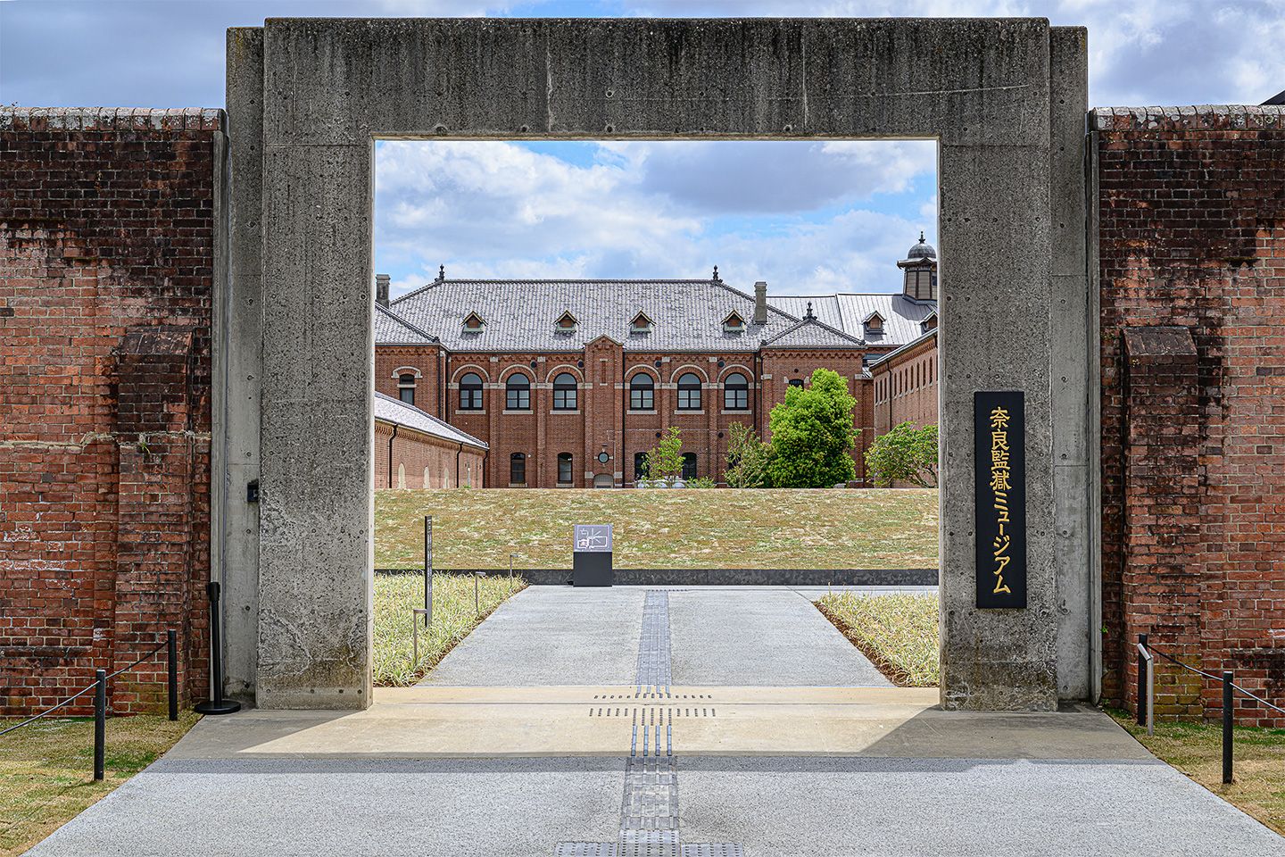 表門越しに見た旧奈良監獄。4月27日に「奈良監獄ミュージアム by 星野リゾート」として開館する