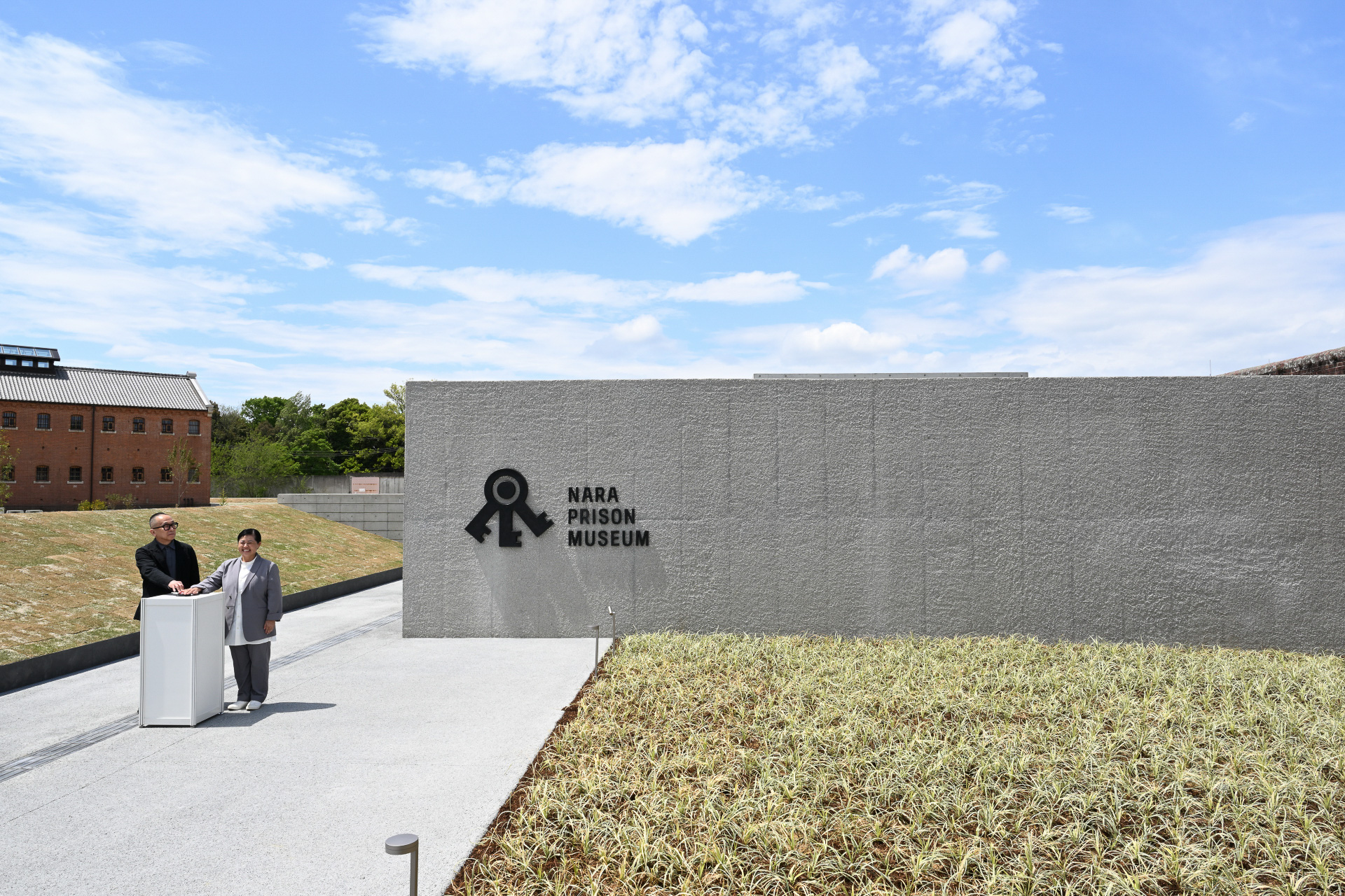 アンベールされたミュージアムゲートと赤レンガ建築。旧奈良監獄を活用した文化施設として公開する