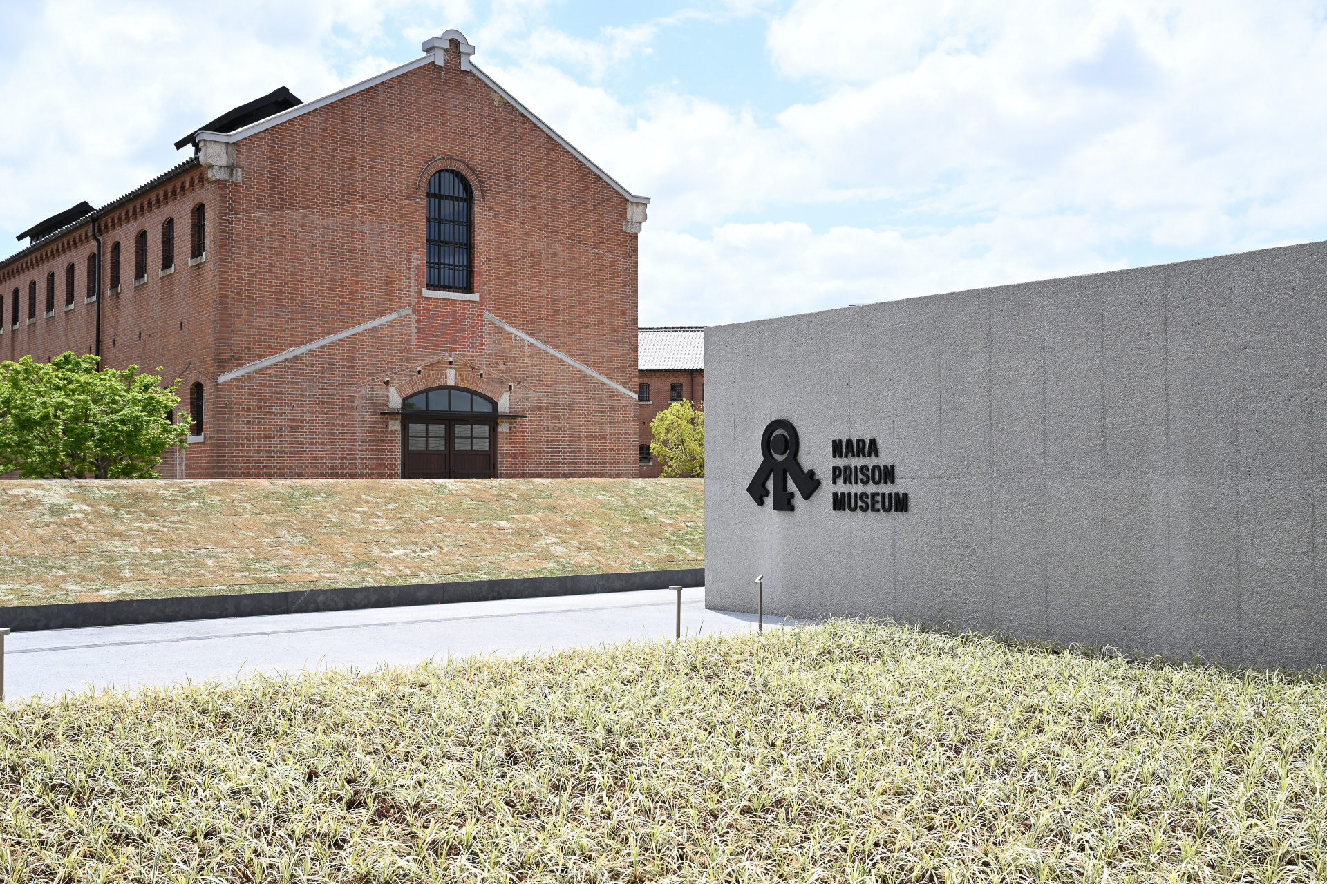 外壁に掲げた「奈良監獄ミュージアム by 星野リゾート」のサイン