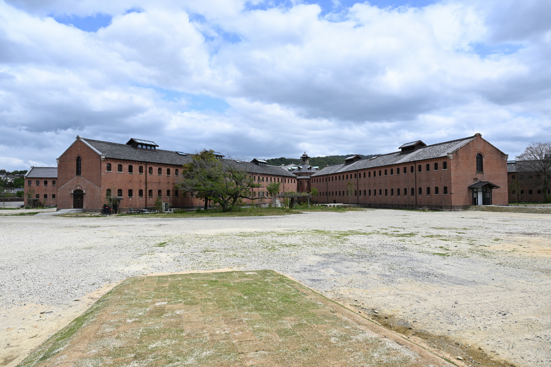 放射状に舎房が伸びる旧奈良監獄。明治期の近代監獄建築が全貌を残す