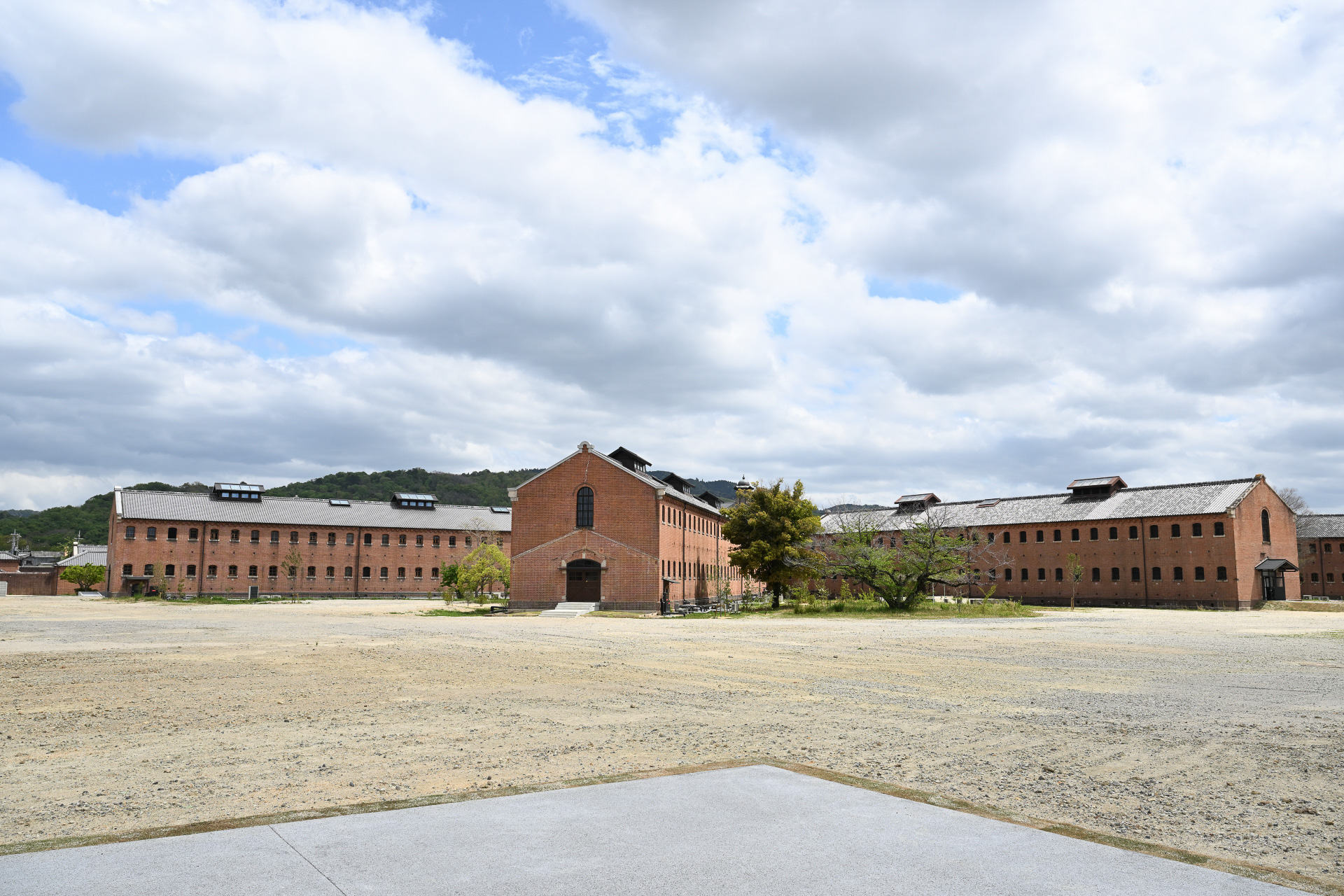 広場側から見た赤レンガ建築群。旧奈良監獄は1908年に完成した