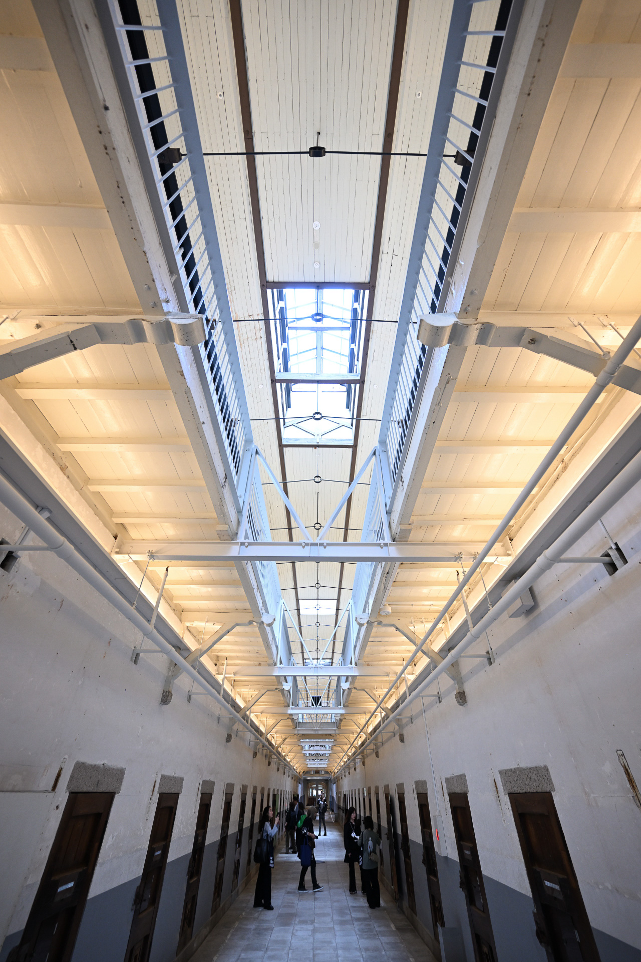 高窓から光が差し込む第三寮内部。ヴォールト状の天井も残る