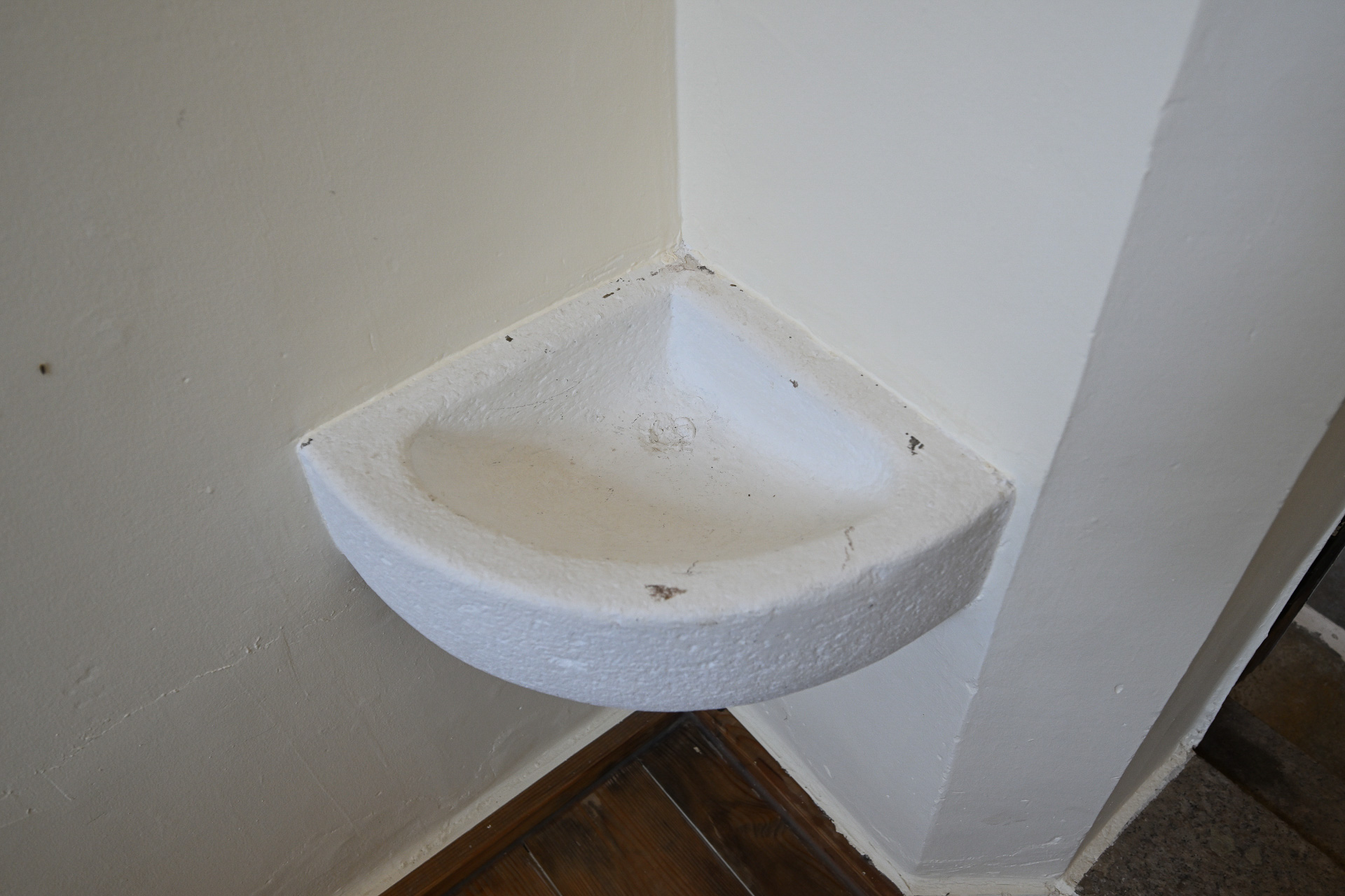 独居房内に残る設備の1つ。保存エリアでは当時の空間をたどれる