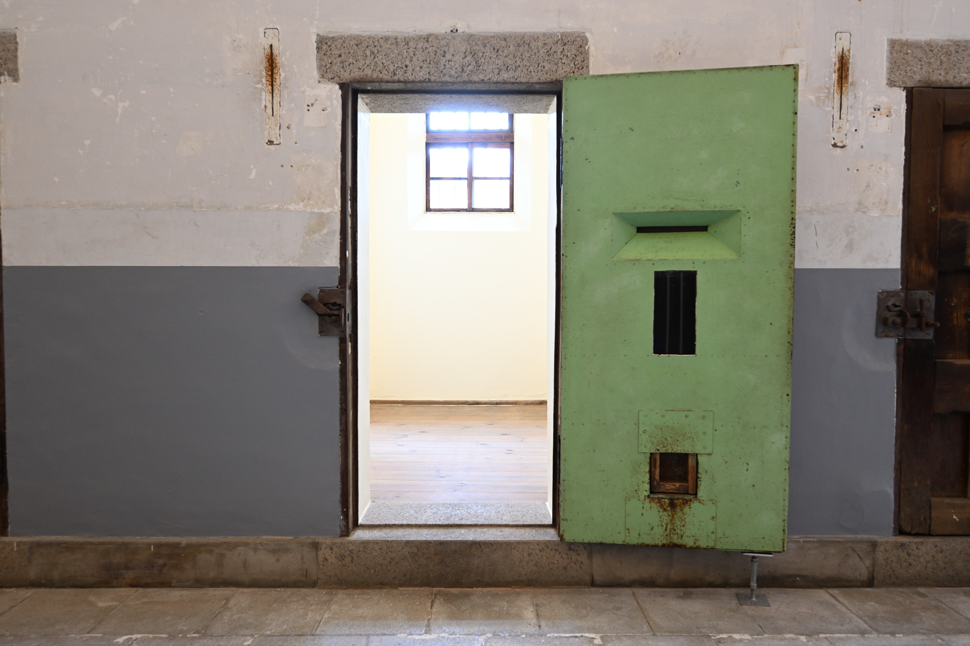 重い扉や小窓にも、近代監獄としての造りが残る