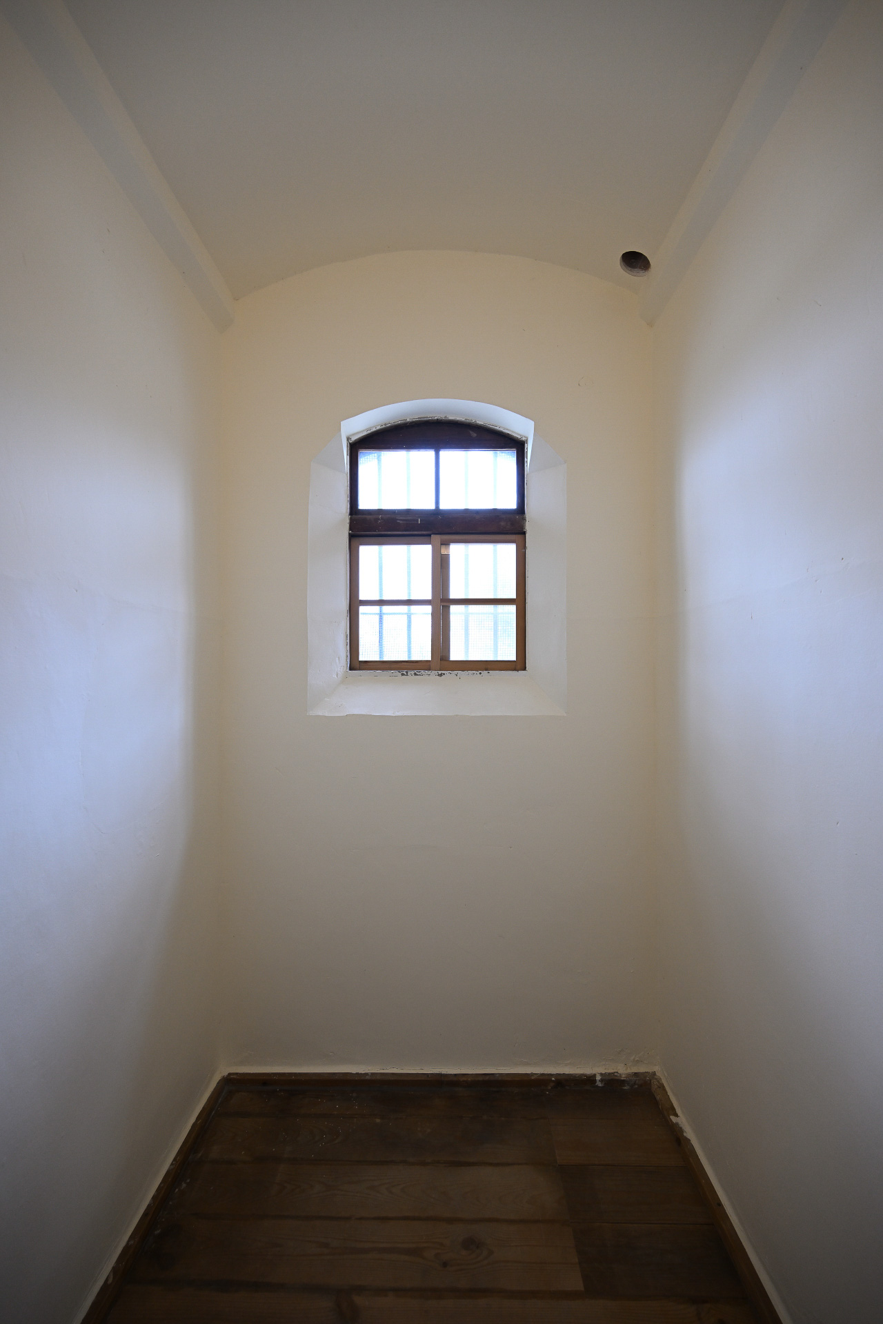 独居房内部。限られた空間と高窓が当時の環境を伝える