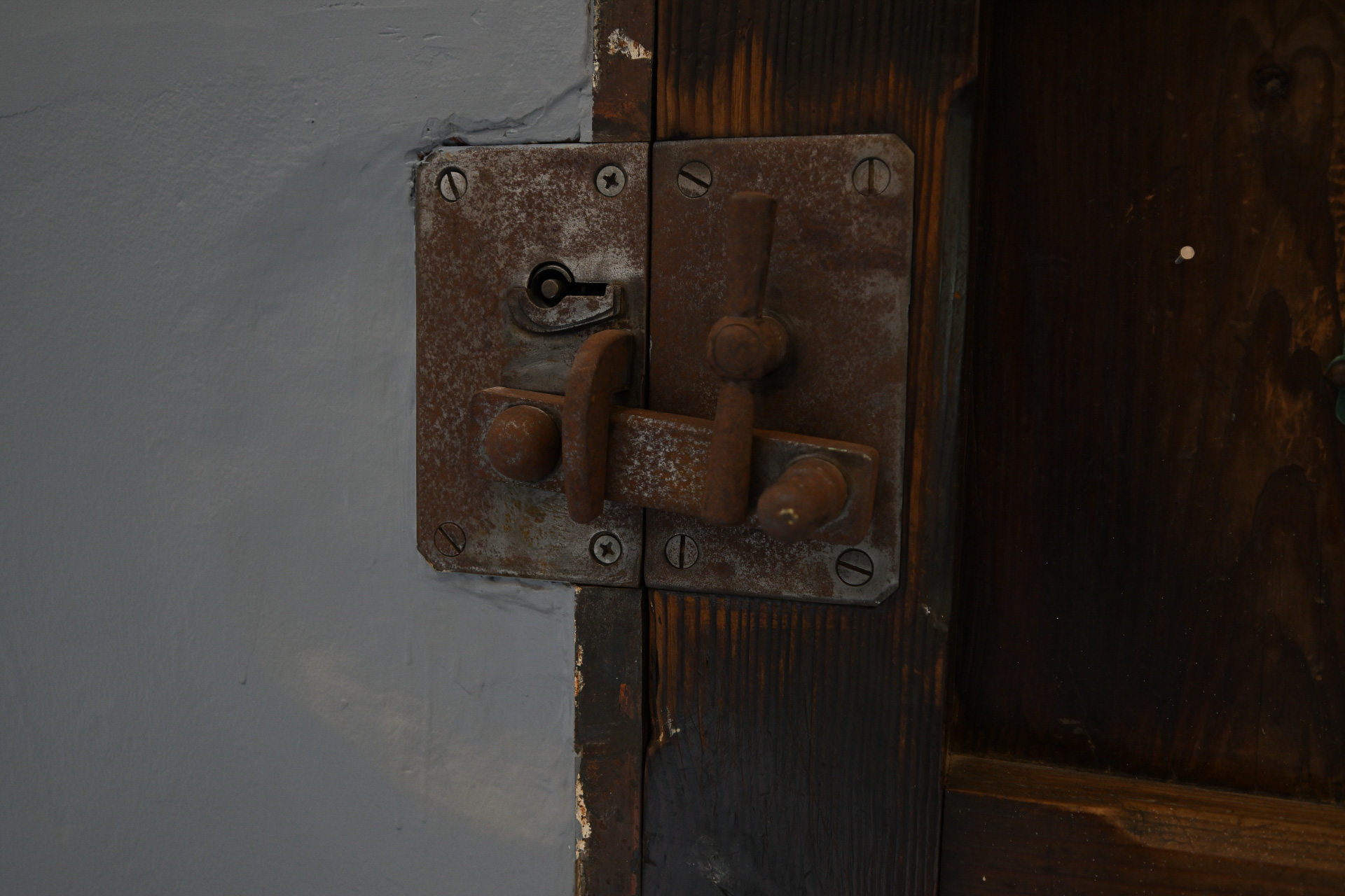 当時の趣を伝える扉の金具や錠前