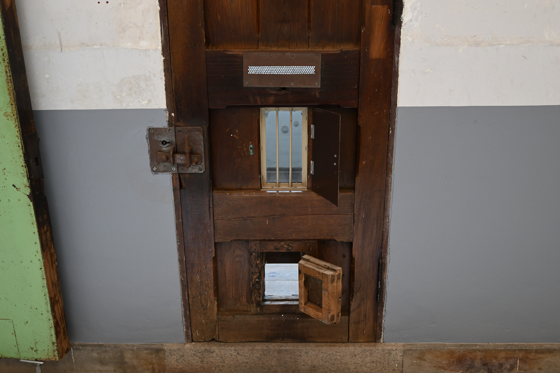 監視窓付きの木製扉。保存エリアでは意匠と機能の両方を見られる