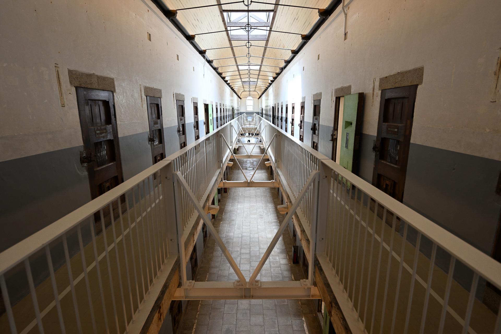 第三寮の通路を上部から見たところ。左右に独居房が並ぶ