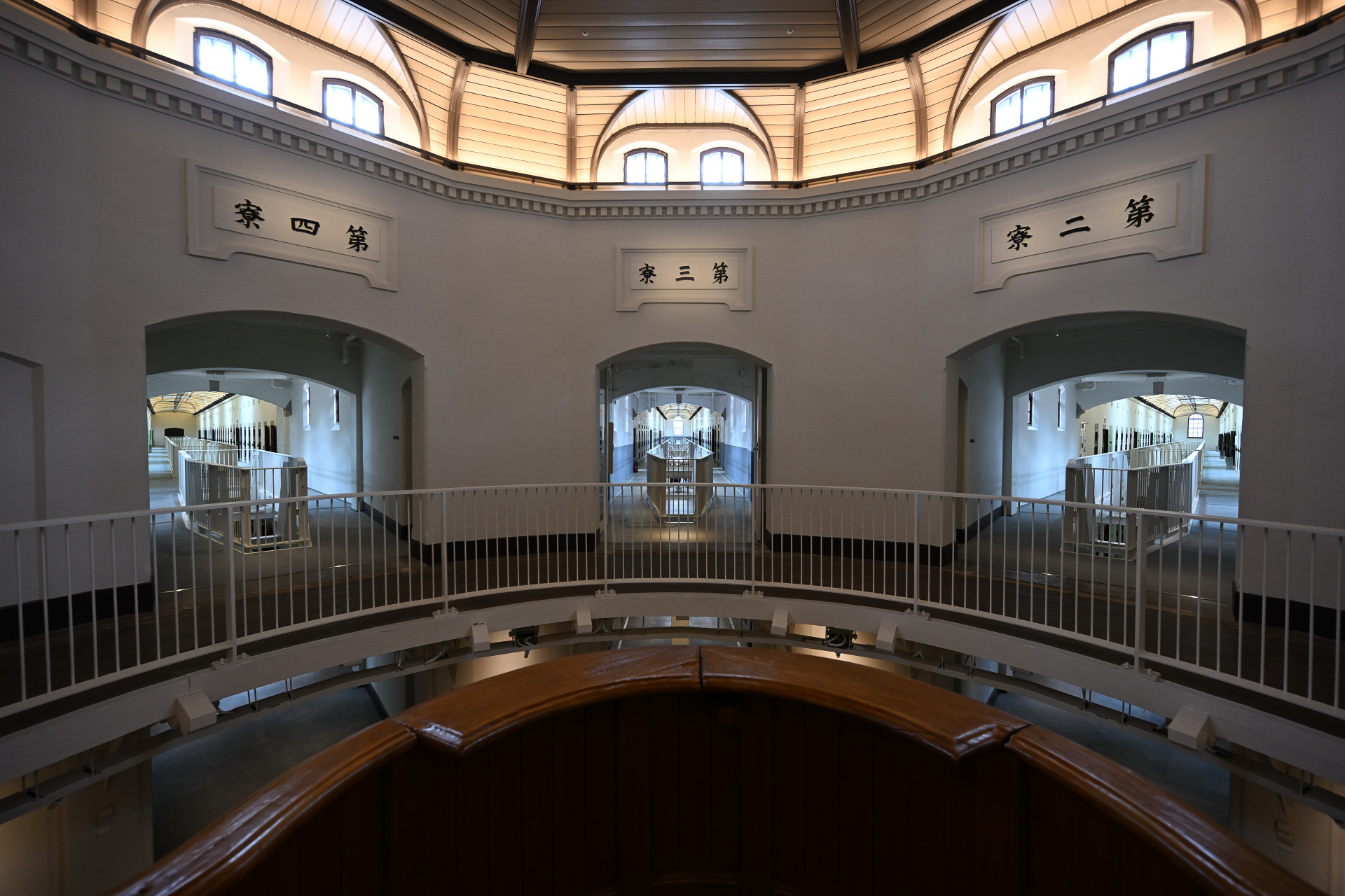 放射状に延びる舎房を見渡す中央看守所