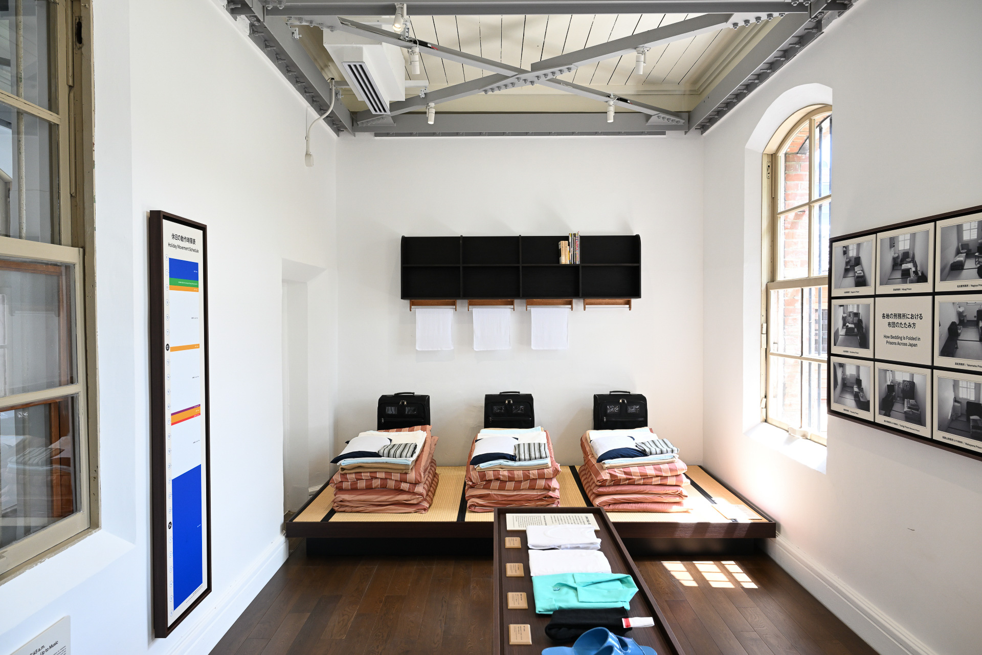 規律や生活時間など、日々の営みを具体的に示した展示