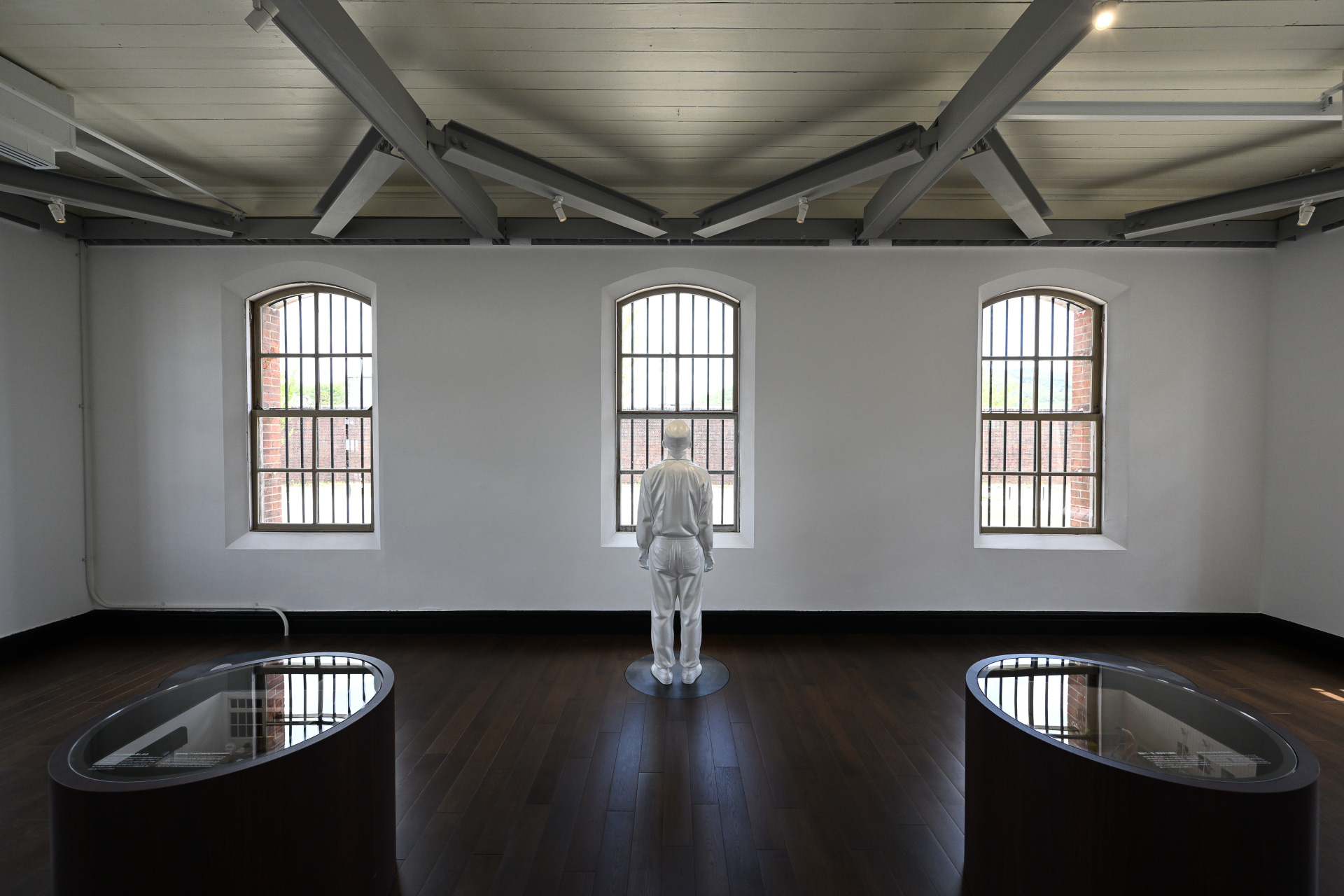 「自由」をテーマにした展示空間。窓の外の自由とは？