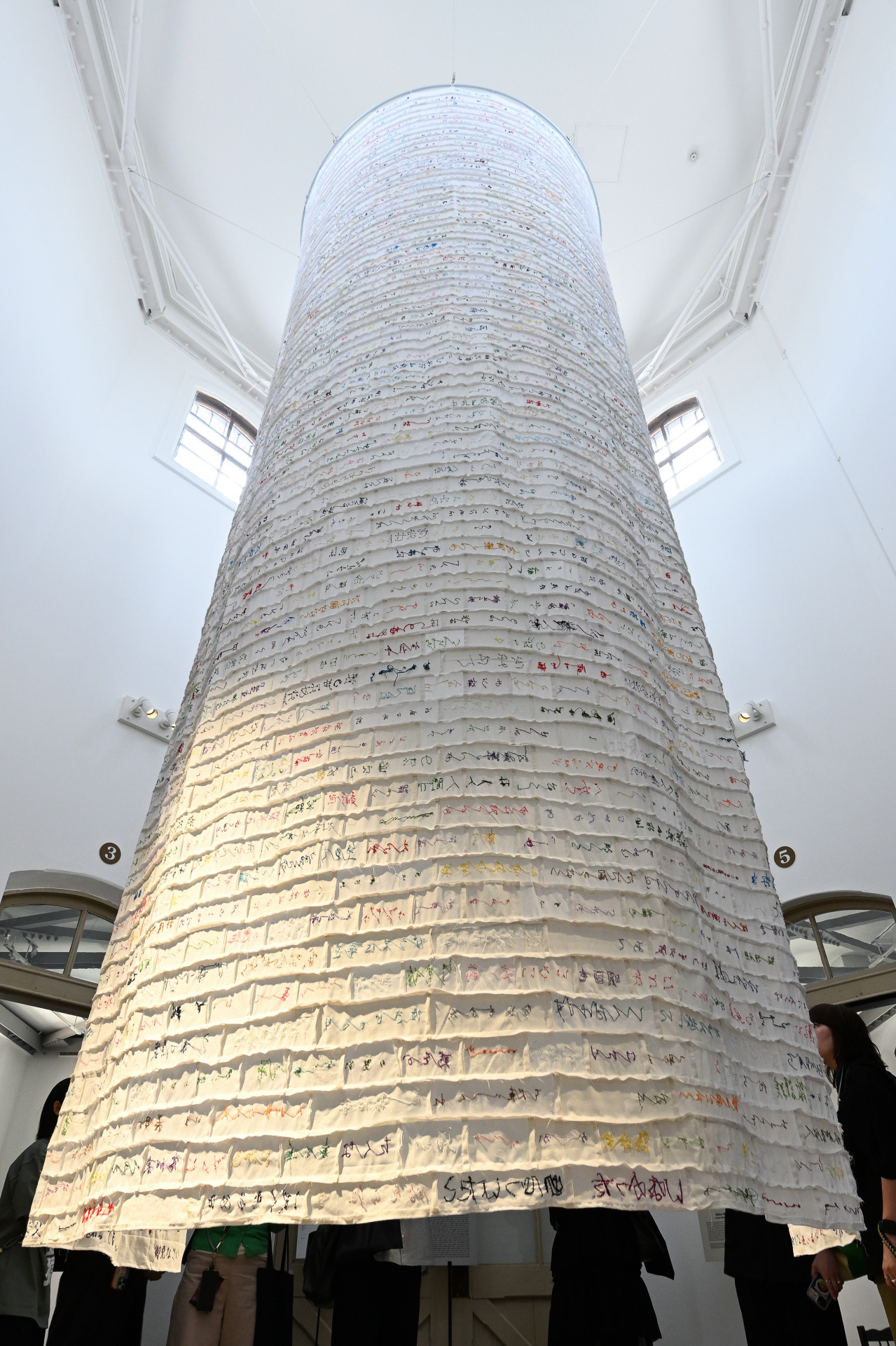 C棟の中央でひときわ目をひく西尾美也氏の「声を縫う」