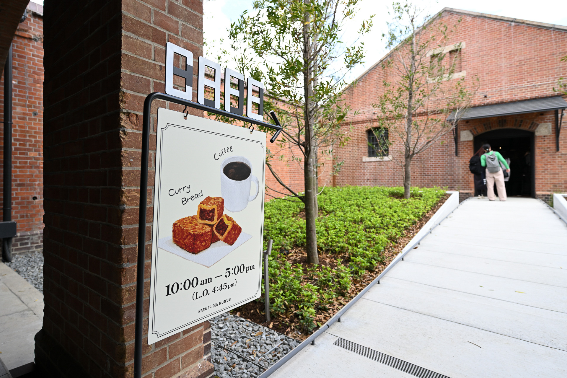 展示を見終えた先には、ミュージアムカフェとショップが続く