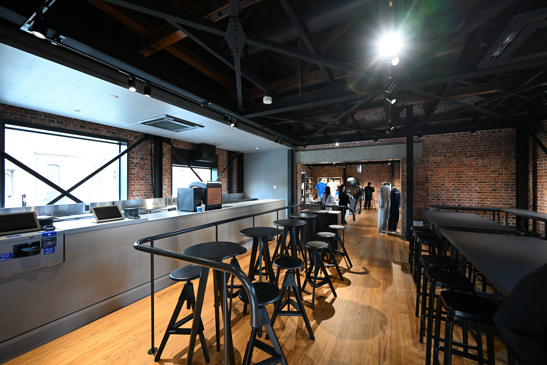 見学後に立ち寄れるミュージアムカフェ。赤レンガ建築を望む空間になっている