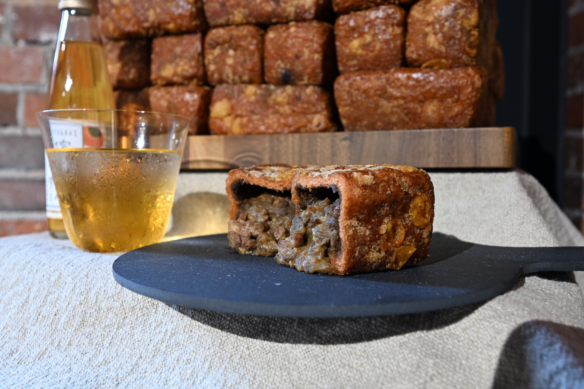 赤レンガをモチーフにした「レンガカレーパン」