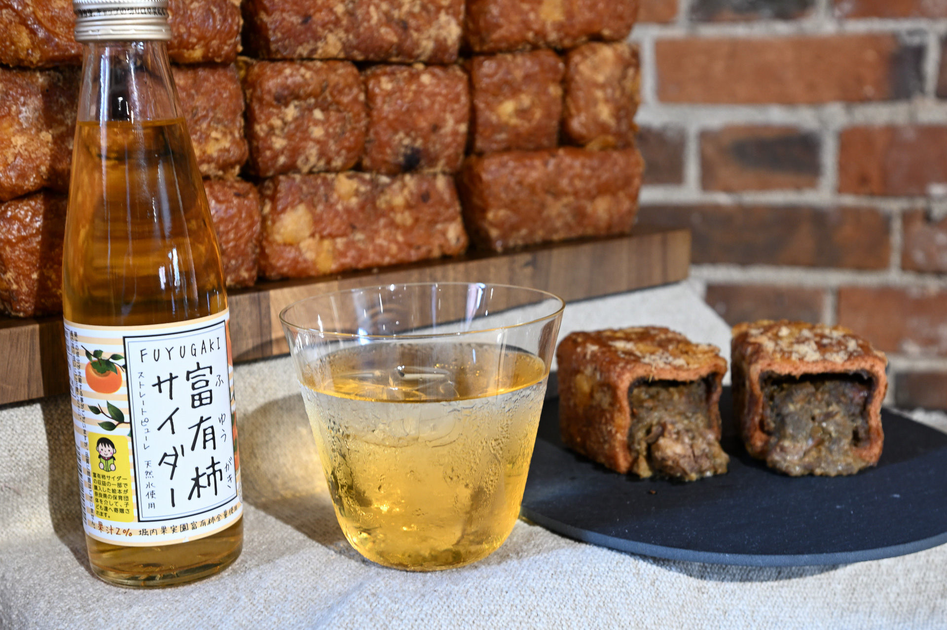 「レンガカレーパン」とご当地ソーダ。見学後の立ち寄りを意識したメニューだ