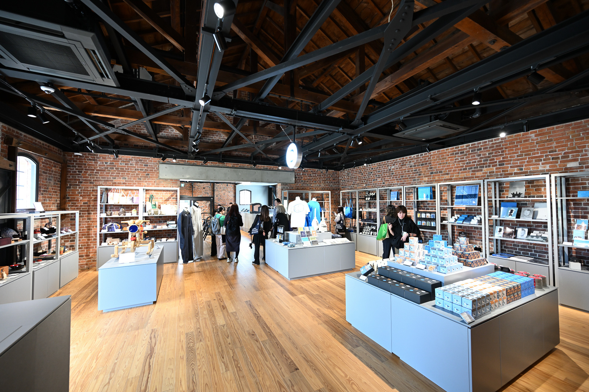 ミュージアムショップでは雑貨やアパレルなど、ここでしか買えない商品を揃える