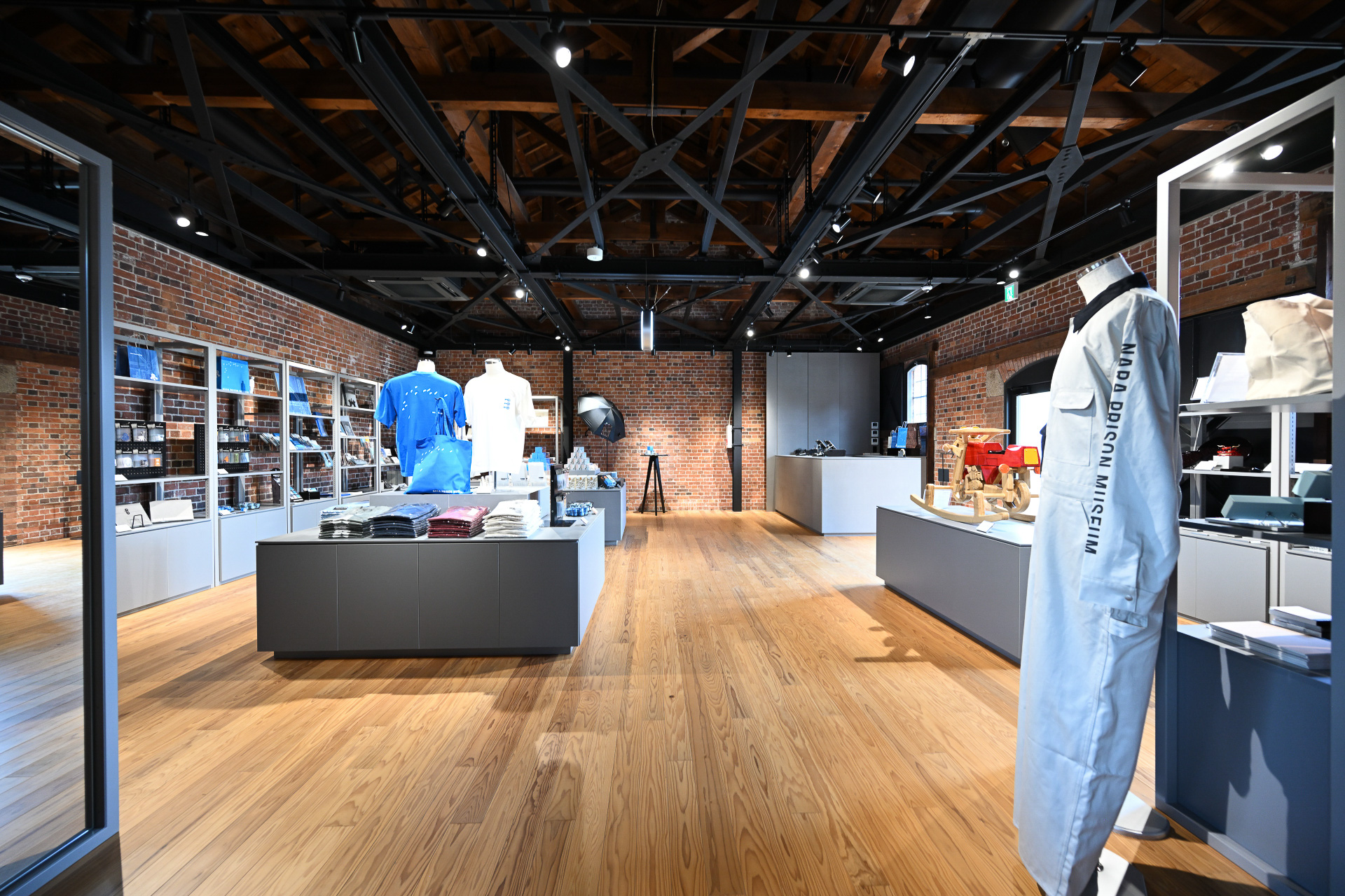 建築をモチーフにした雑貨や衣類が並ぶミュージアムショップ