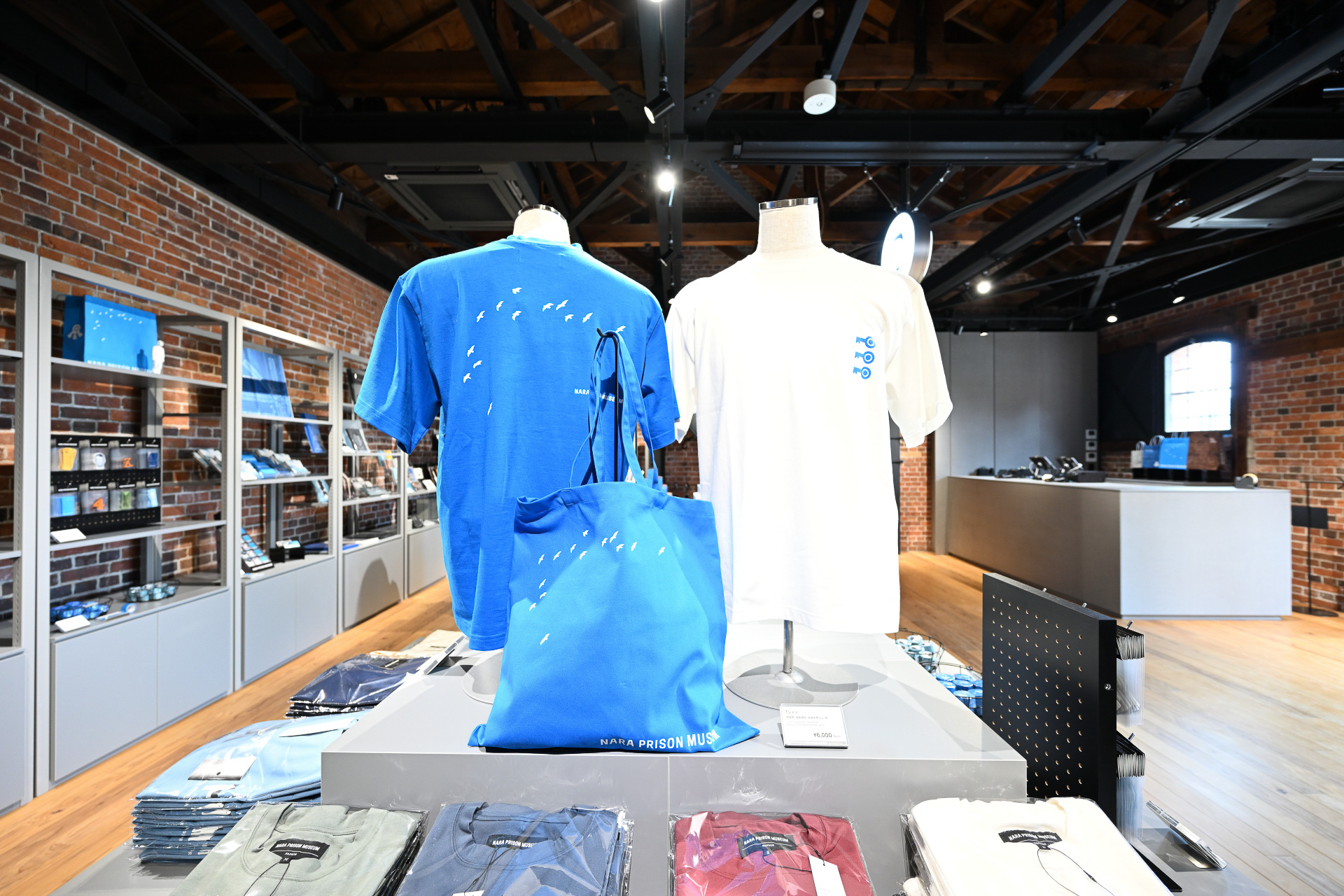 オリジナルアパレルも展開する