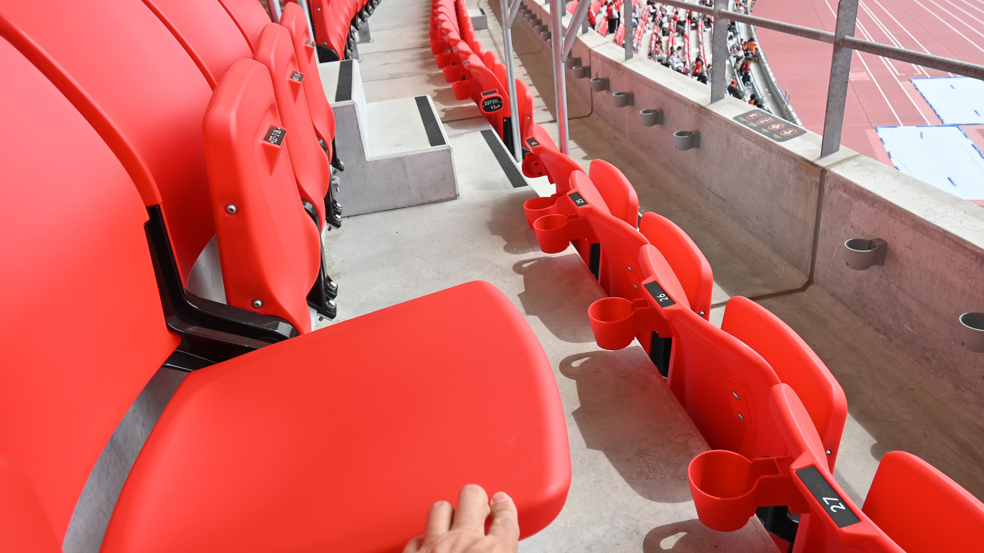 座席はグランパスカラーで統一