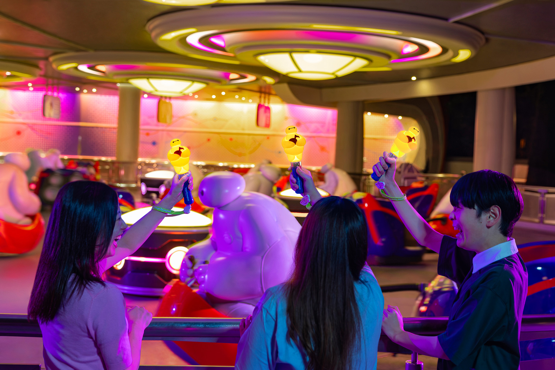 ミセスとのコラボドリンクやグッズ、アトラクション連動アイテムなどが発売