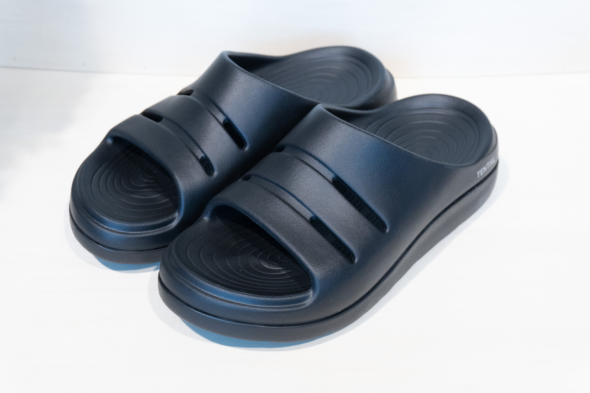 リカバリーサンダルも人気商品。定番の「リカバリーサンダルスライド」、進化版「リカバリーサンダルプロスライド」に加え、今夏には「リカバリーサンダル ゼロドロップ フィットスライド」が新発売