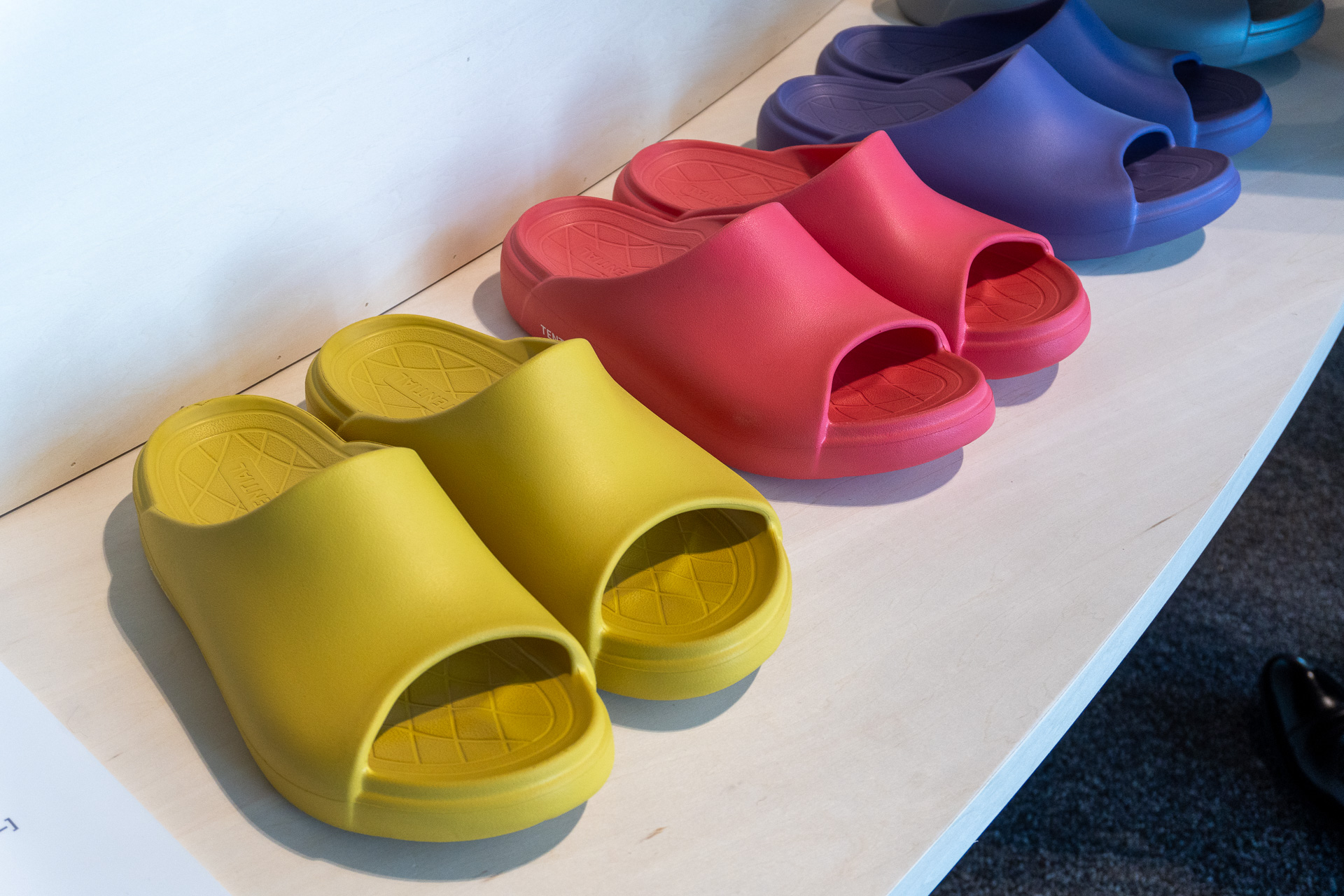 リカバリーサンダルも人気商品。定番の「リカバリーサンダルスライド」、進化版「リカバリーサンダルプロスライド」に加え、今夏には「リカバリーサンダル ゼロドロップ フィットスライド」が新発売