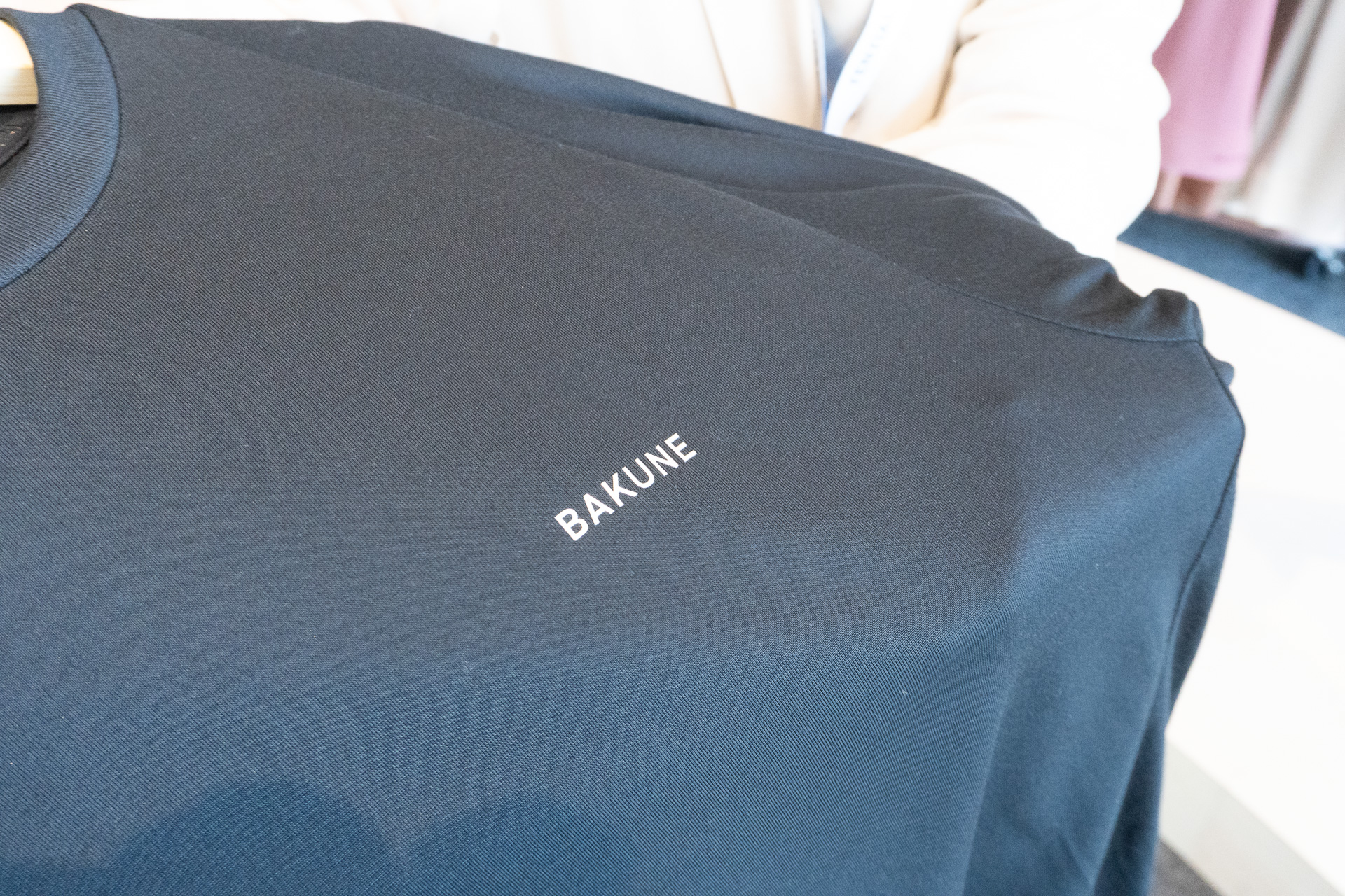 カラーは全4色、サイズはS、M、L、XL、2XL展開。半袖・ショートパンツのセットが2万7940円、長袖・ロングパンツのセットが2万9920円